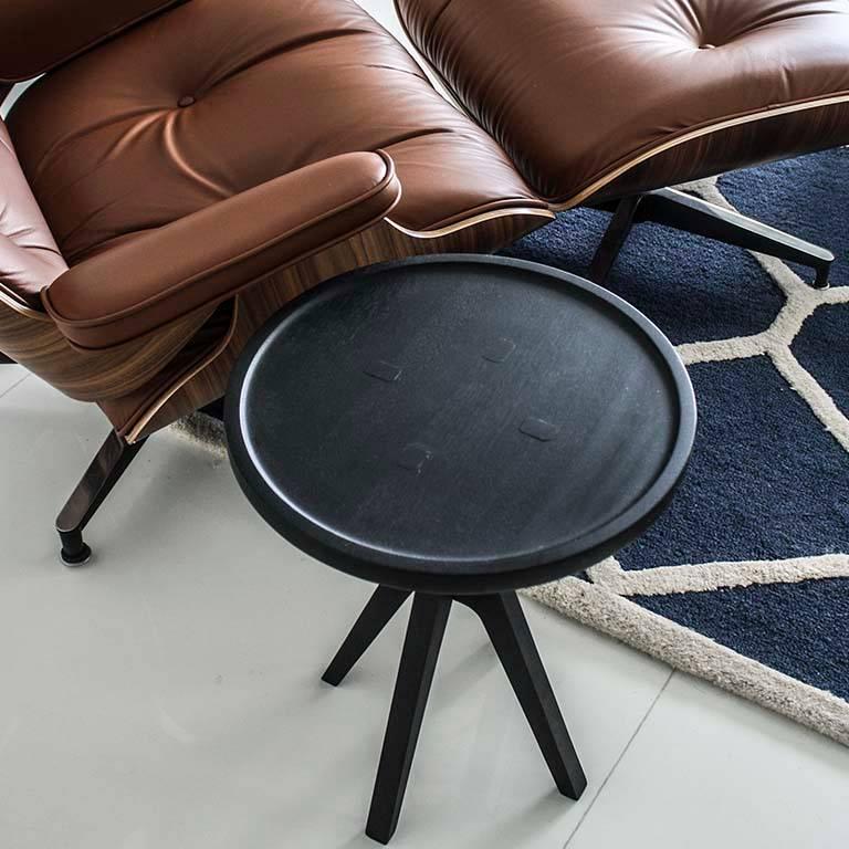 Moderne Table d'appoint contemporaine Boton deux en bois deacaste avec teinture noire par Labrica en vente