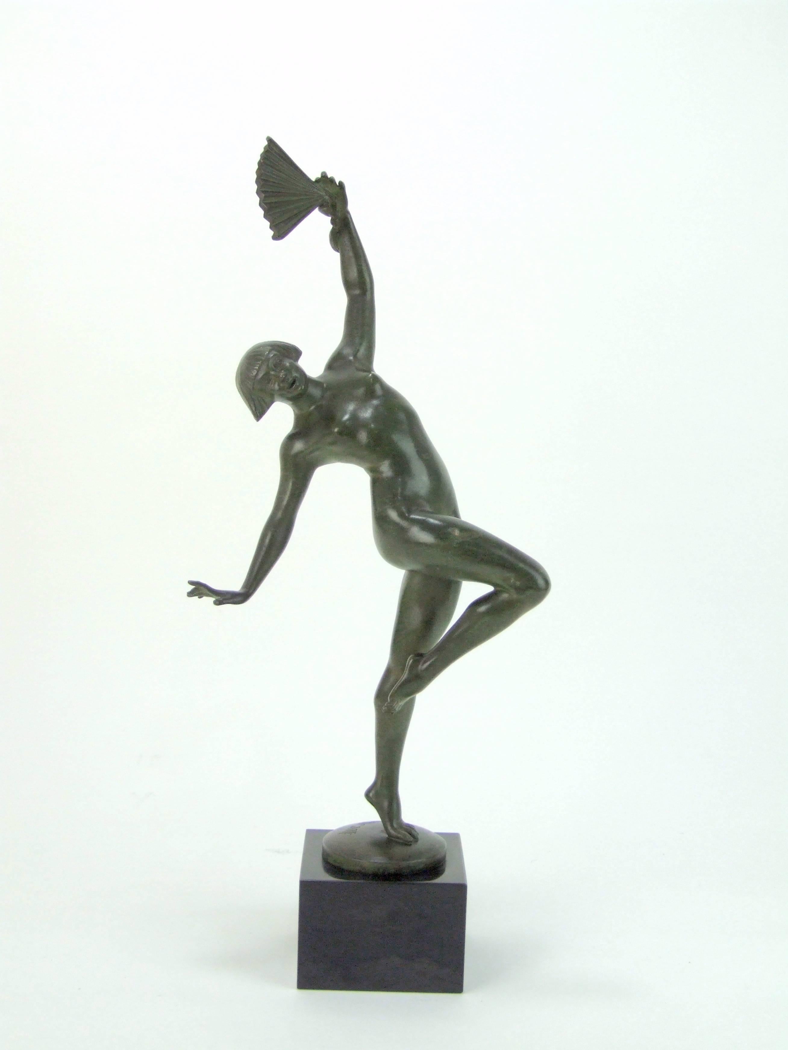 Large dark green patinated bronze nude dancer with a fan. A signed piece by Morante - signed in the bronze, circa 1925. Mounted on a black marble base. It measures 16 inches (41cm) high and she is 6 inches (15cm) at her widest point. Condition is