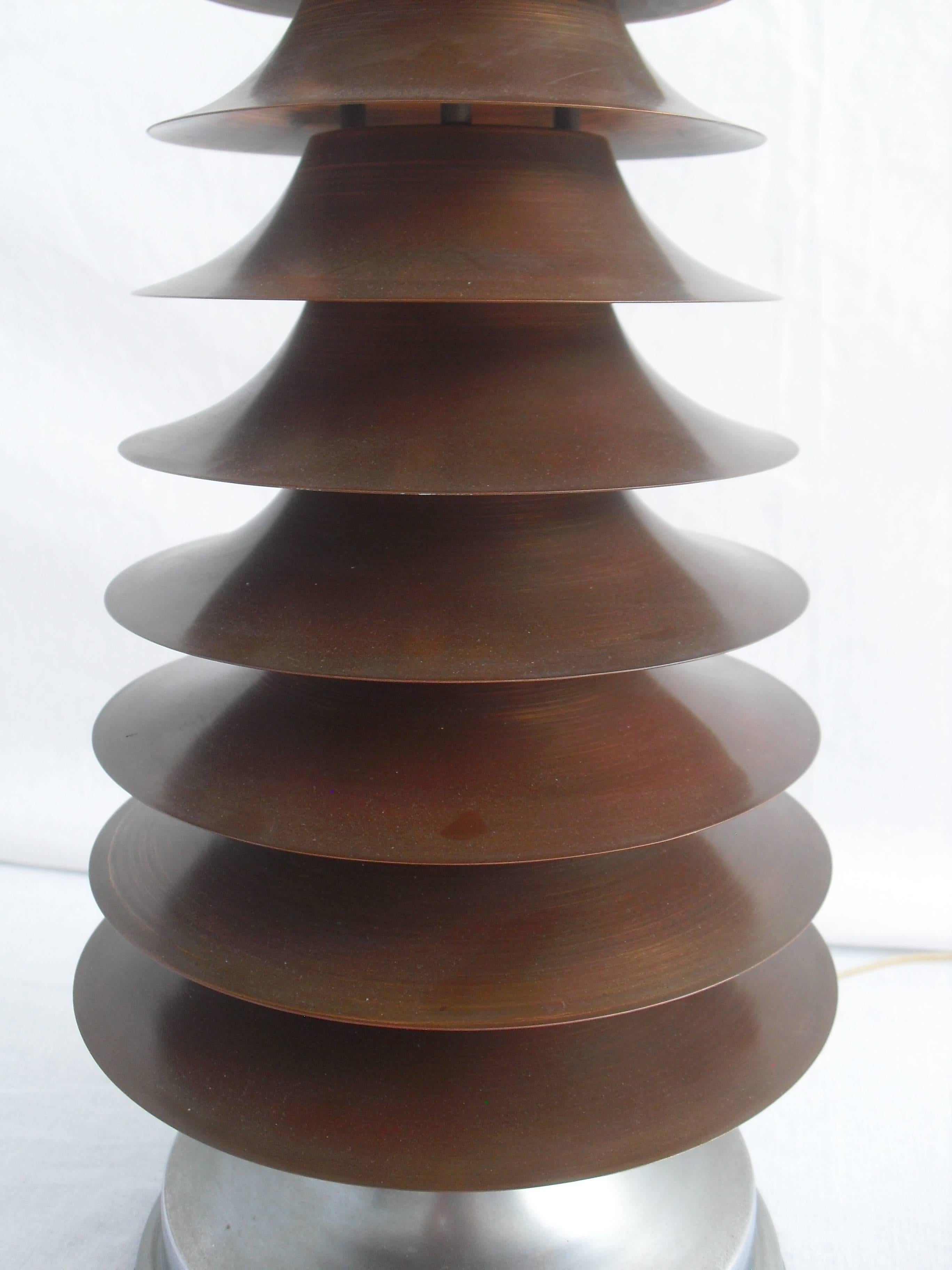 Rare Art-Deco Machine Age Nine-Tier Copper Pagoda Table Lamp In Good Condition In Westmaas, NL