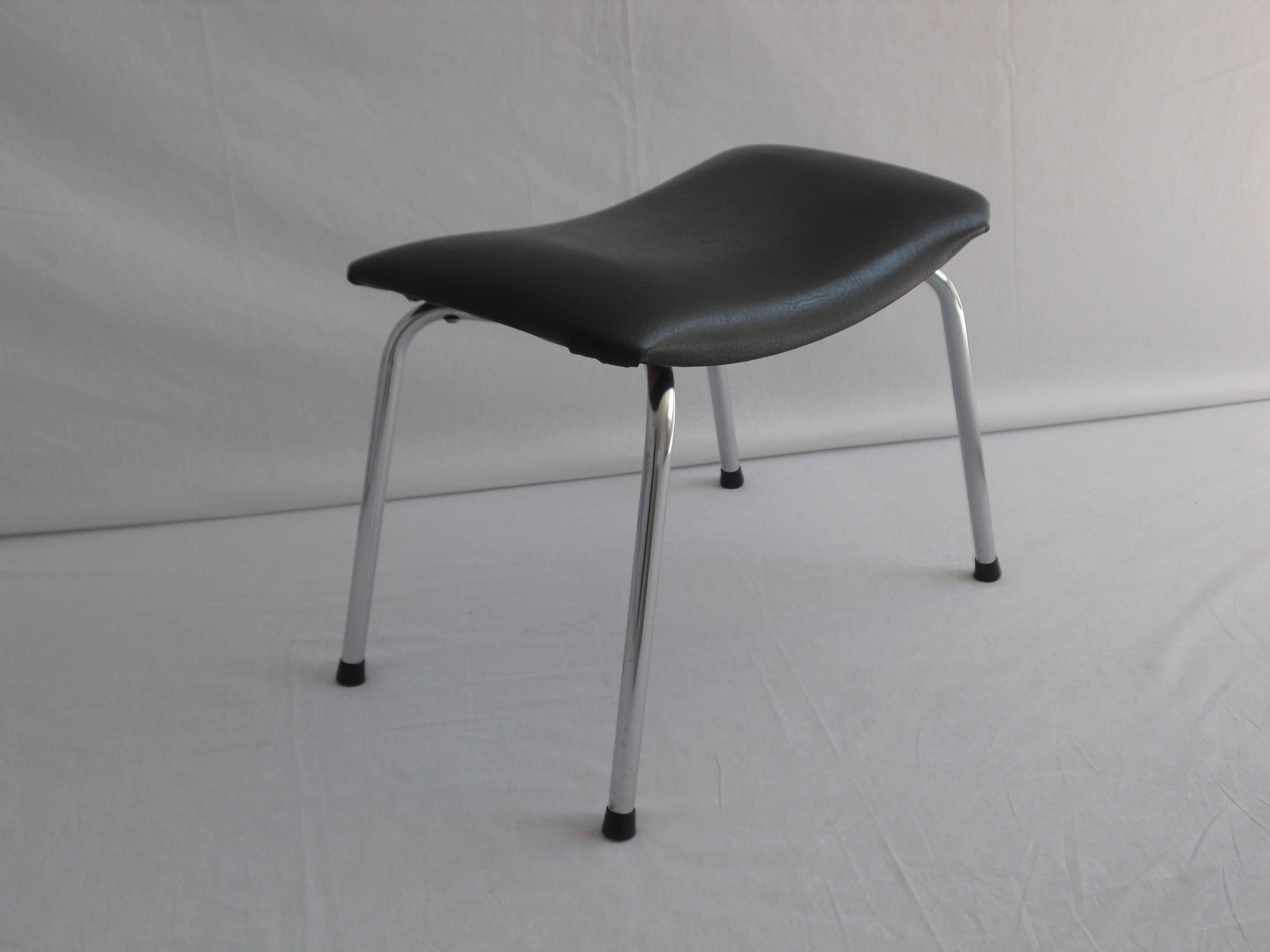 This tubular footstool is made by the Dutch brothers de Wit during the 1950s.
Their company was located in Schiedam and big compatitor from the Gispen company.
Chrome-plated tubular frame and black skai upholstery.