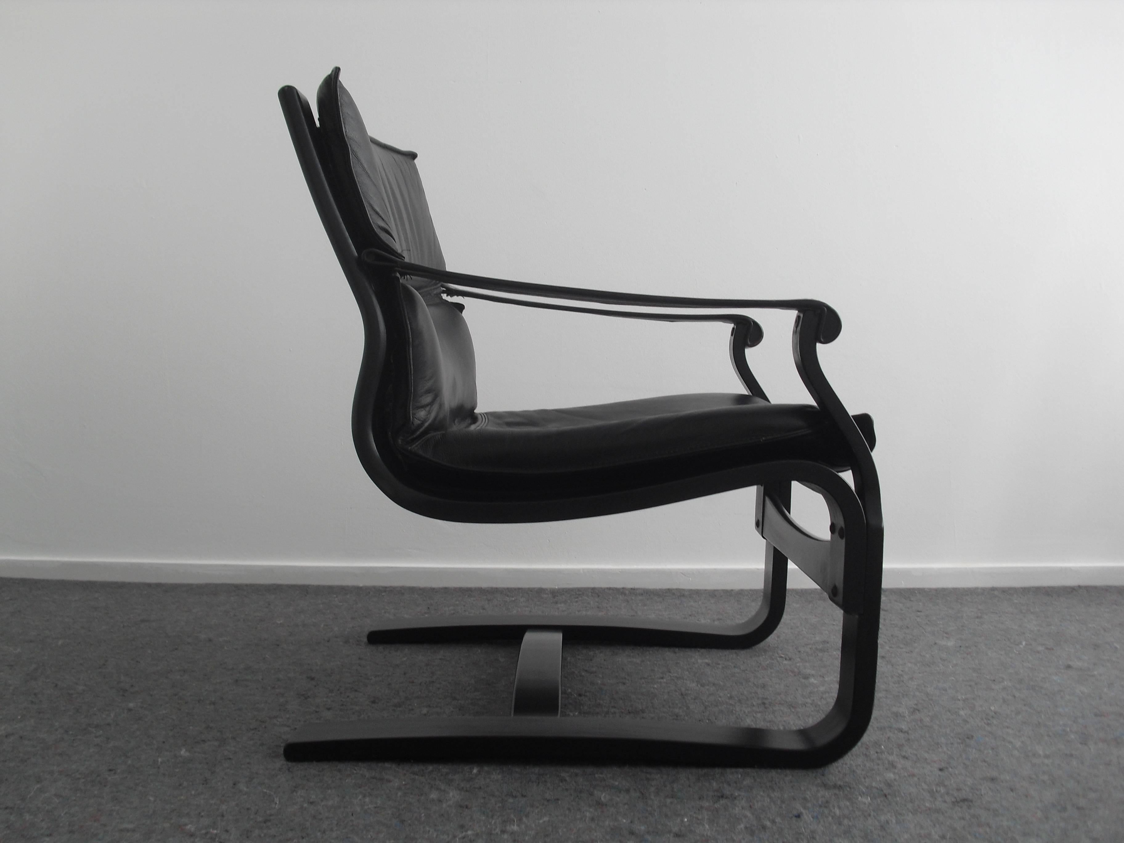 This Swedish lounge chair from the 1970s has an ebonized, bent plywood cantilevered frame with black leather armrests and cushion.

Very comfy and uncommon lounge chair!

Measurements: H 78 cm x W 62 cm x D 60 cm, seat 40 cm.

Good condition.