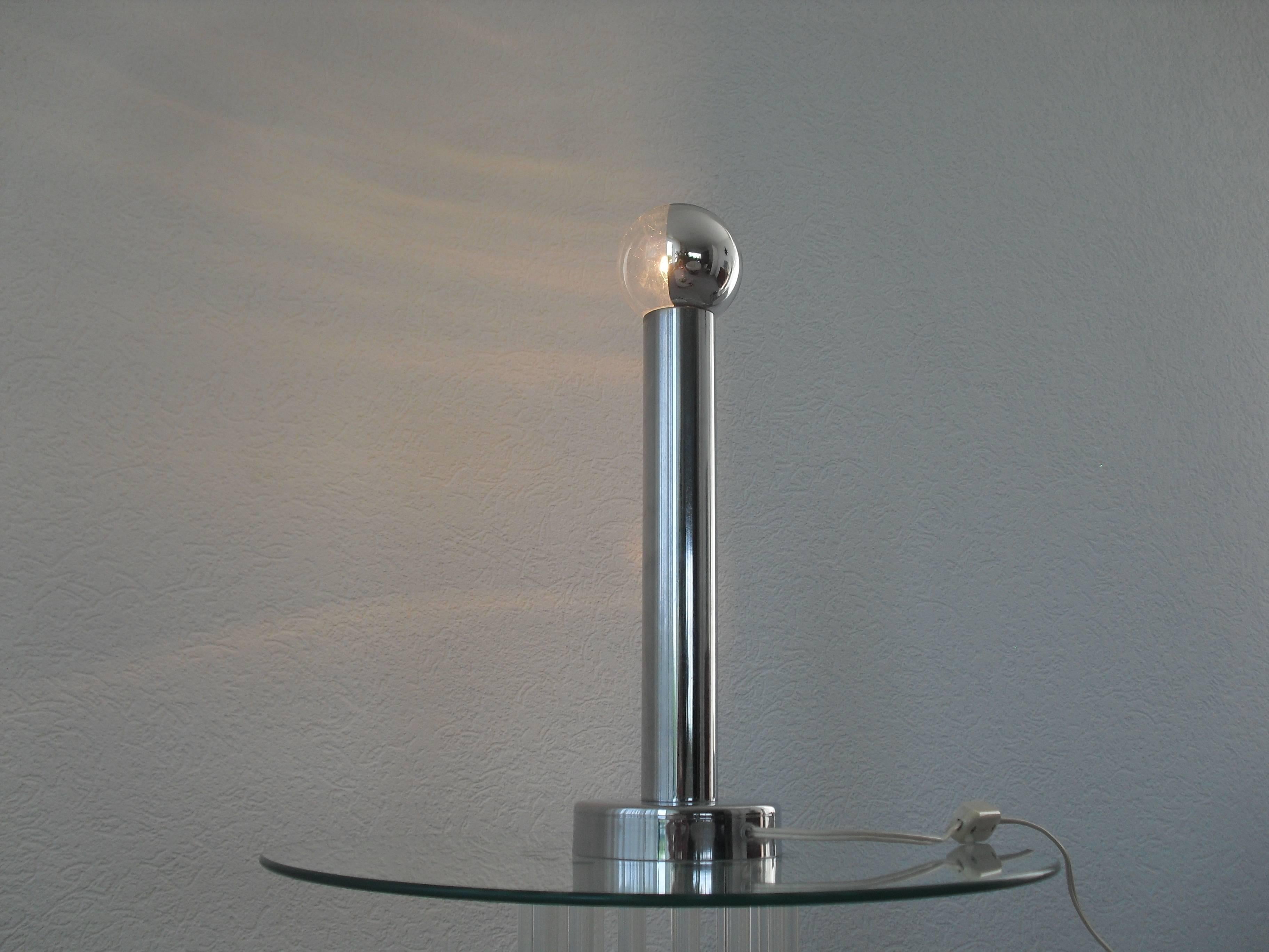 This chromed Targetti style tube table lamp was made during the 1960s and comes with a special half mirrored light bulb.

Height 40 cm incl. bulb.

Very good condition.