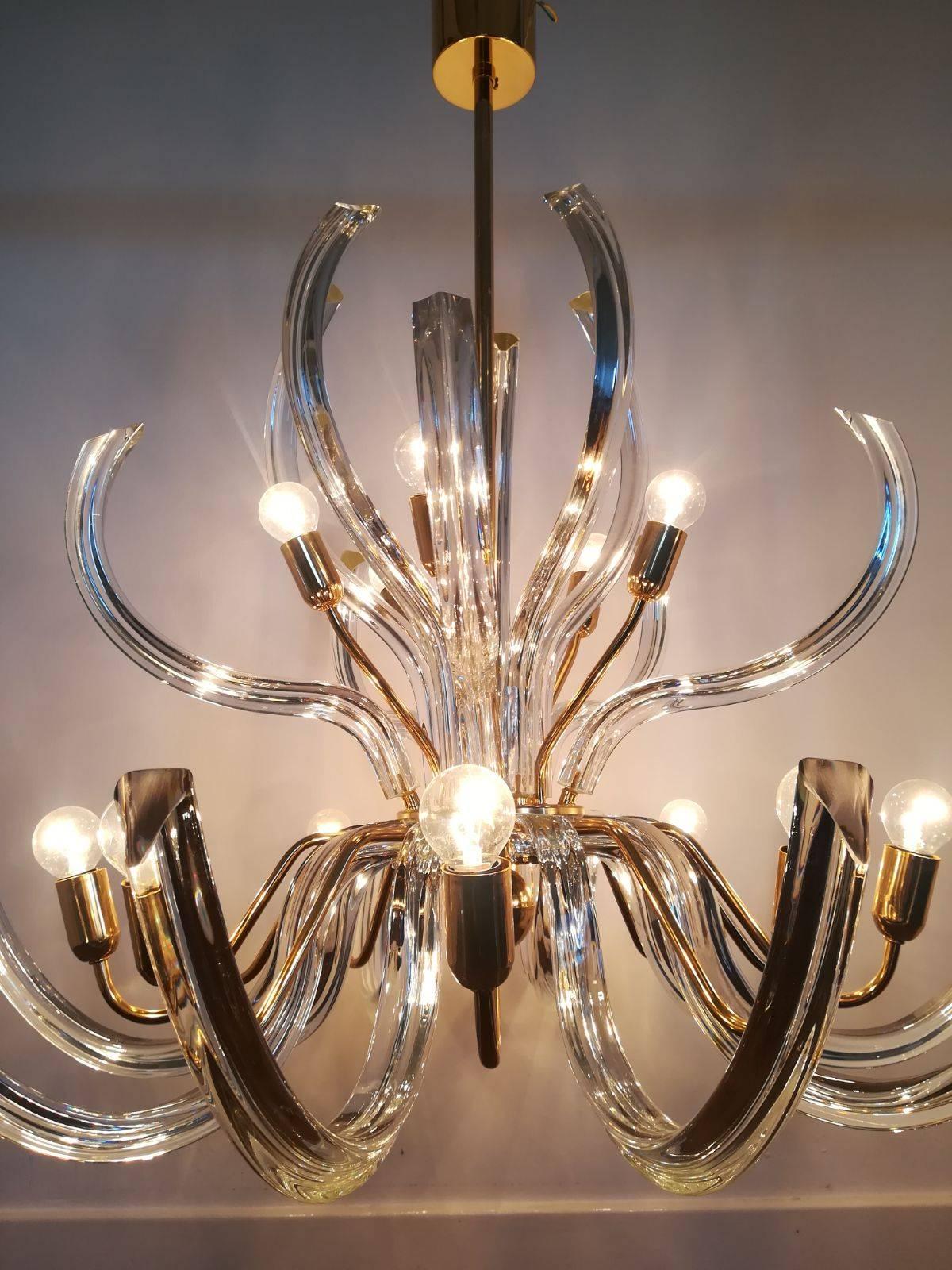 20th Century Mid-Century Modern Curved Clear Crystal Glass Venini Chandelier, Brass Frame For Sale