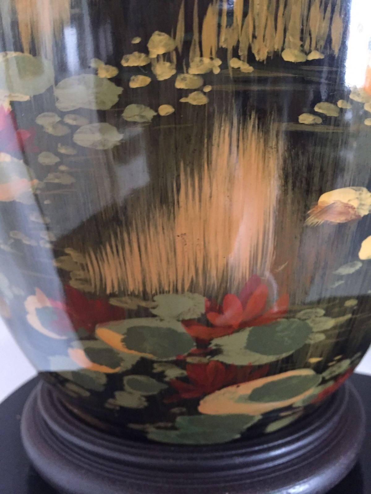 This vintage Chinese ceramic table lamp has a beautiful waterlily decoration, and is made during the 1980s.

Very decorative timeless item.
Dark wood base.

Dimensions: Height 42 cm x diameter 22 cm.

Condition: Very good.
 