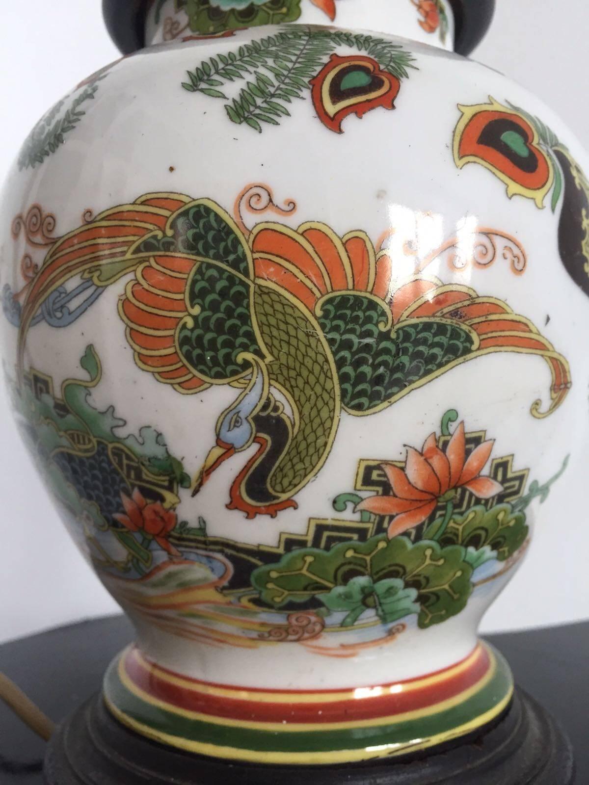 This ceramic vase table lamp with hand-painted Japanese decoration of exotic bird, was made during the Showa period, circa 1930s .
Finished with dark wood top and base.

Dimensions: H 28 cm x Diameter 16 cm.
Condition: Good condition, normal