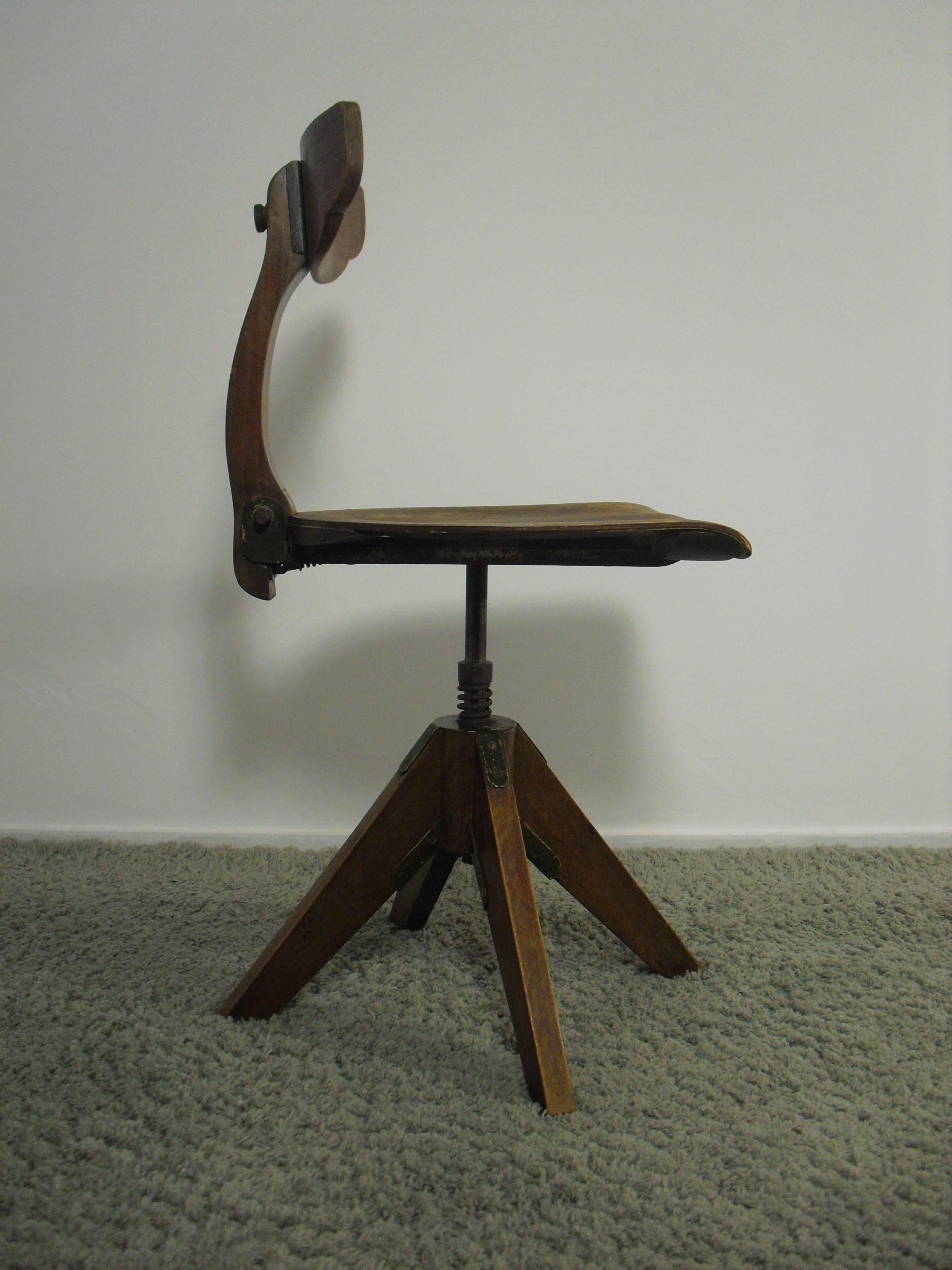 Early 20th century German Bauhaus architectural desk chair by M&R Zocher Dresden.
Chair is made of oak with plywood seat and has great looking patina!
Seat and backrest are adjustable.
Marked under the seat.

Dimensions: W 48 cm x D 49 cm /