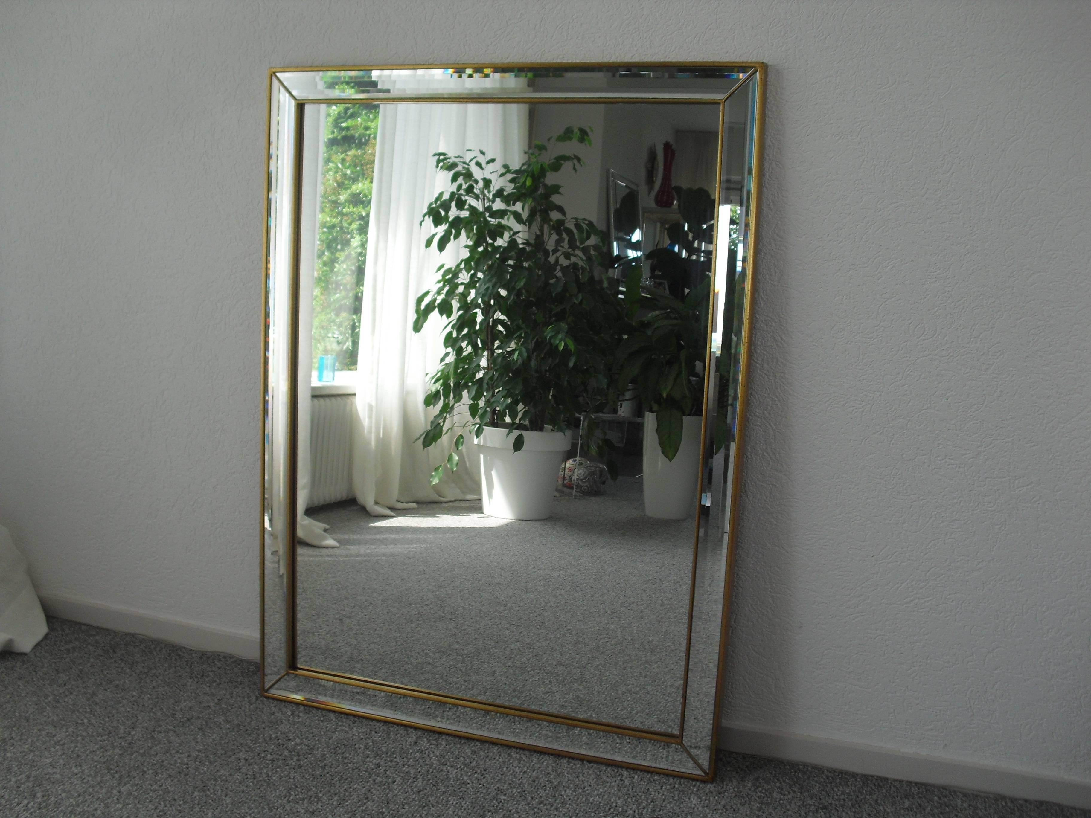 This nice Hollywood Regency style mirror was made by the Belgian company De Knudt during the 1980s.
Gold painted wooden frame, with stunning facet cut edge.
   