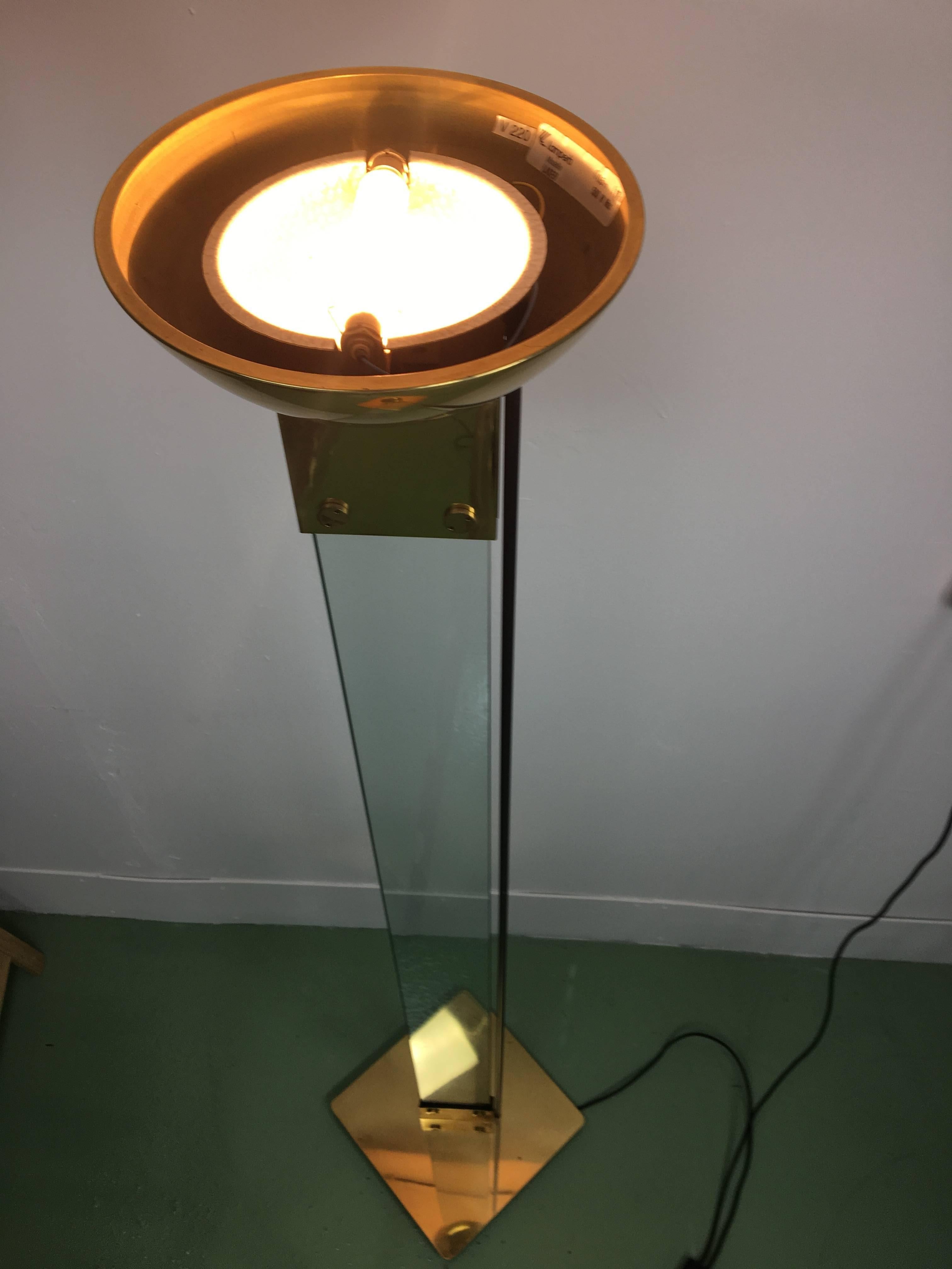 This laser uplighter floor lamp was designed by Max Baguara for Lamperti Italy during the early 1980s.

Plate glass shaft with brass base and shade.

Measurements: H 177 cm.

Very good condition.
 