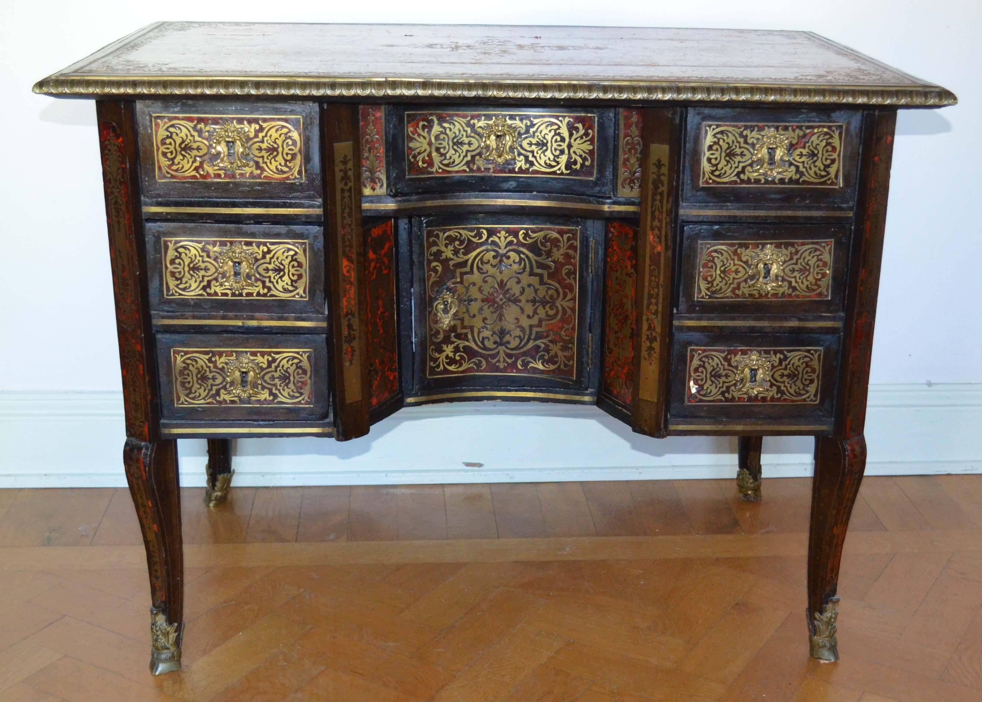 Early 18th Century Writing Desk with Original Leather Top For Sale 1