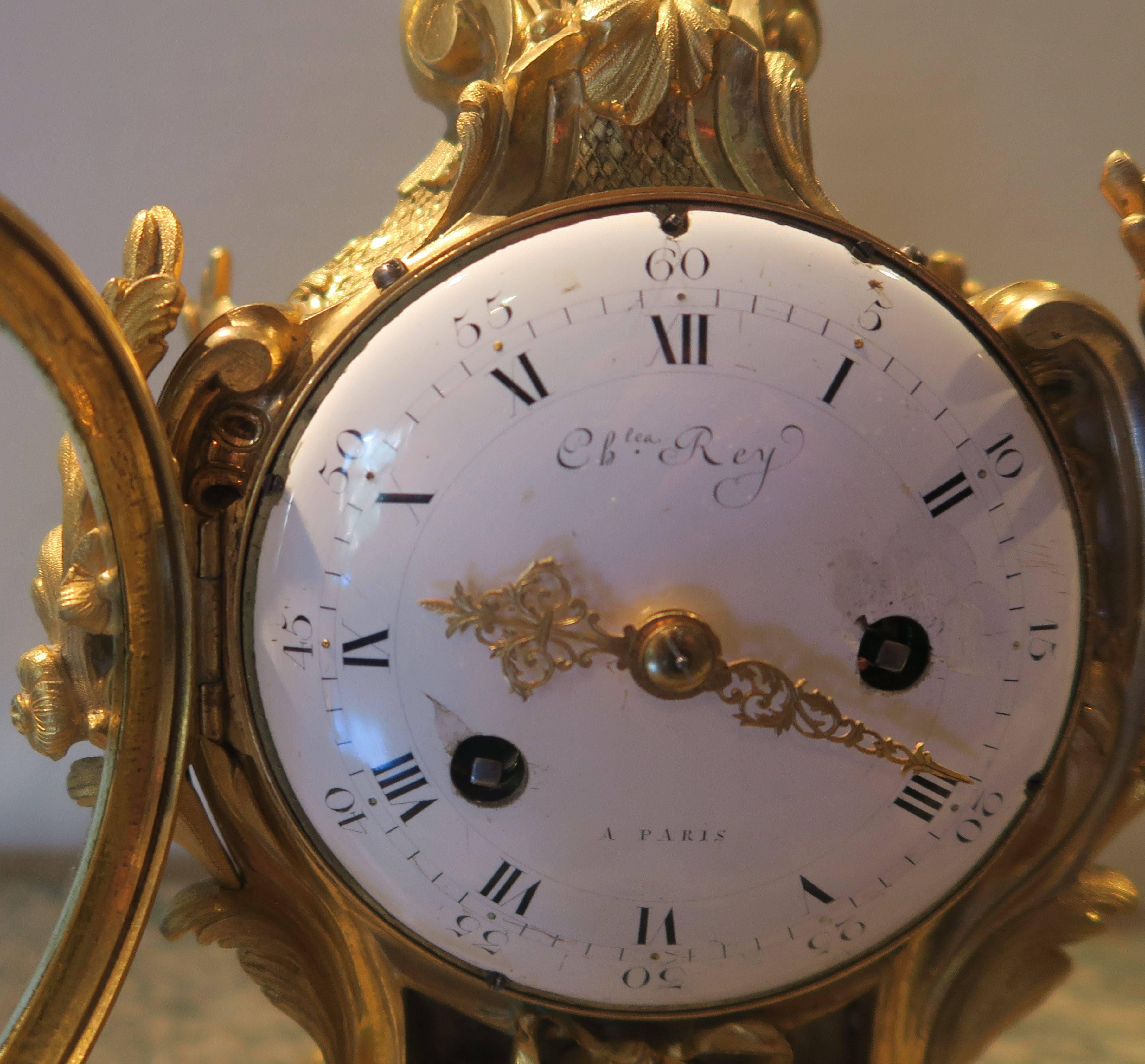 Giltbronze Rococo mantel clock.