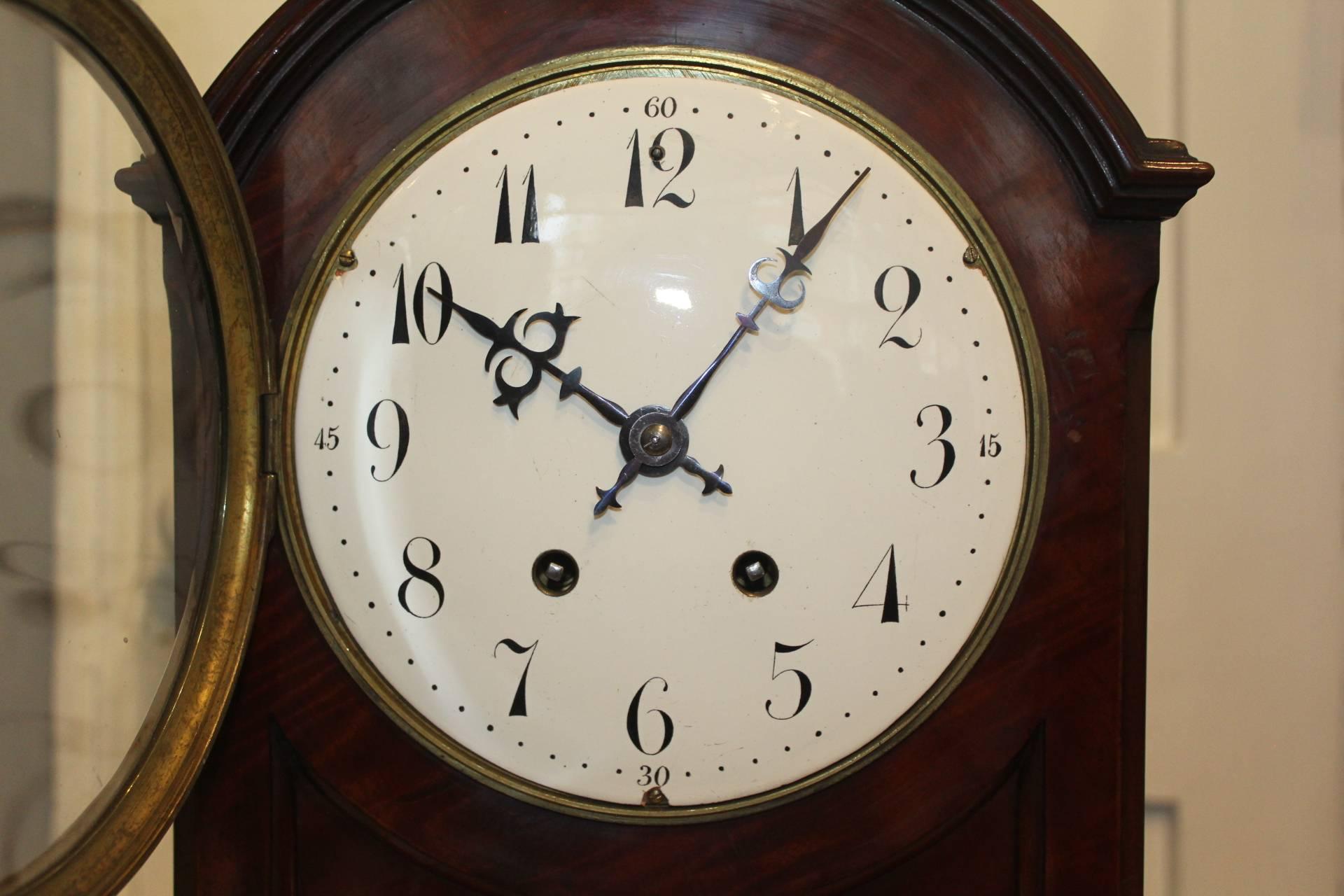 Edwardian table or mantel clock, circa 19000

This impressive, mahogany cased clock has a break arch case with recessed quadrant panels and a moulded plinth. The crisp white enamel dial has beautifully styled Arabic numerals which are very easily
