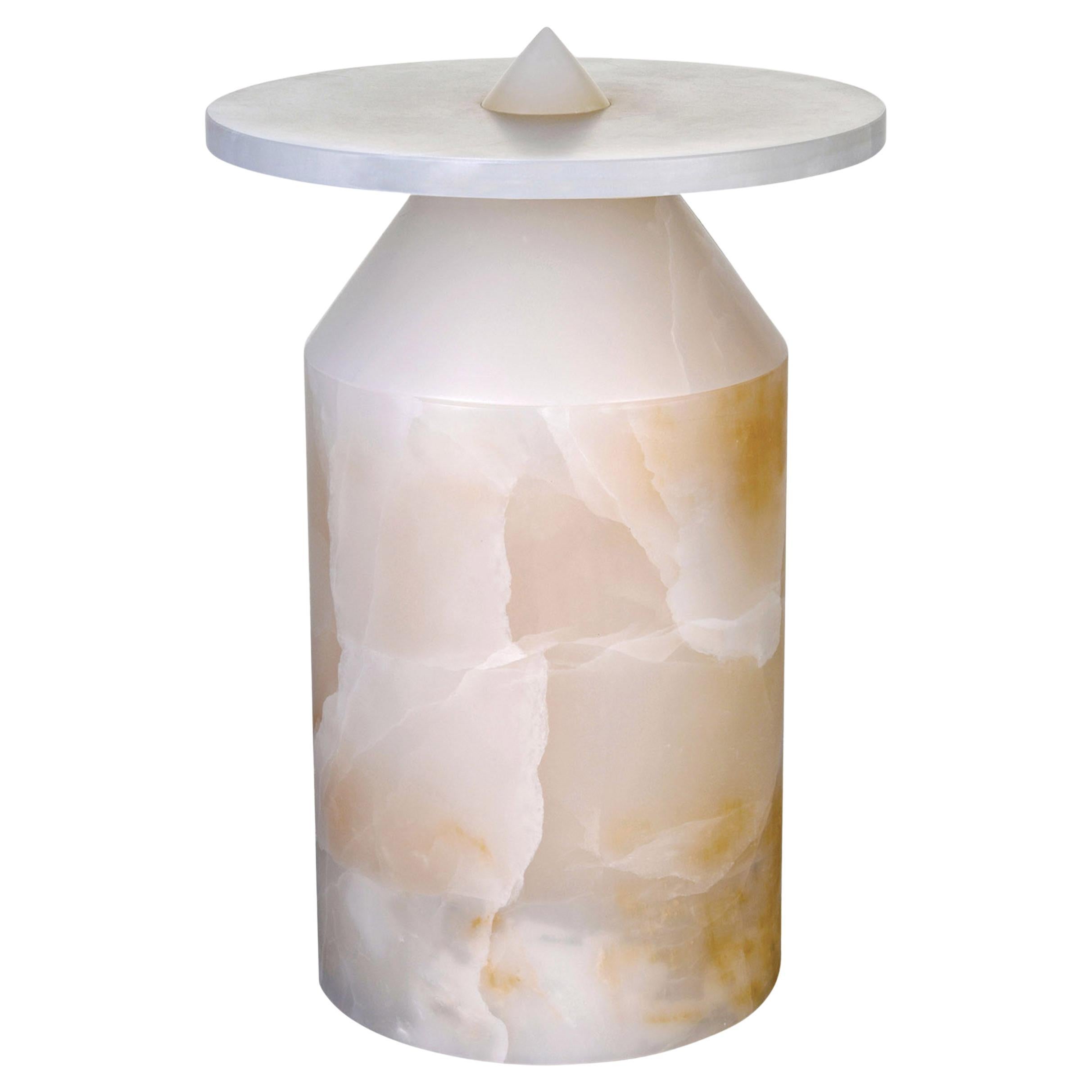 Nuovo tavolino moderno in marmo onice bianco, Creator  Karen Chekerdjian Stock