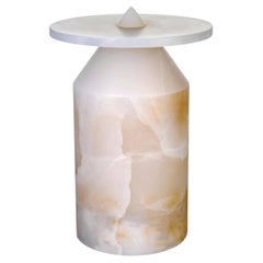 Nuovo tavolino moderno in marmo onice bianco, Creator  Karen Chekerdjian Stock