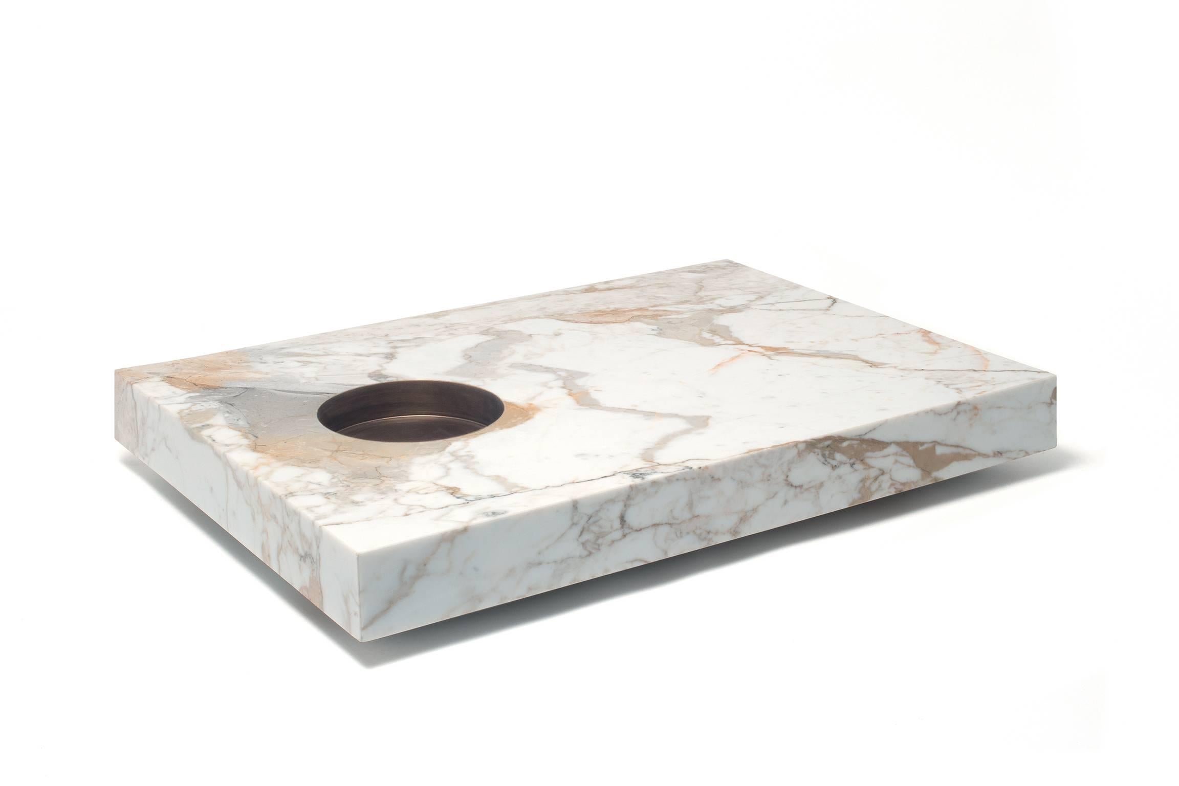  What we observe is often deceiving, it conceals itself and avoids being truly seen. Belingardi Clusoni demands a coffee table that regards us and lets itself be regarded, a silent eye that knows how to welcome and bestow. A Marble plane in