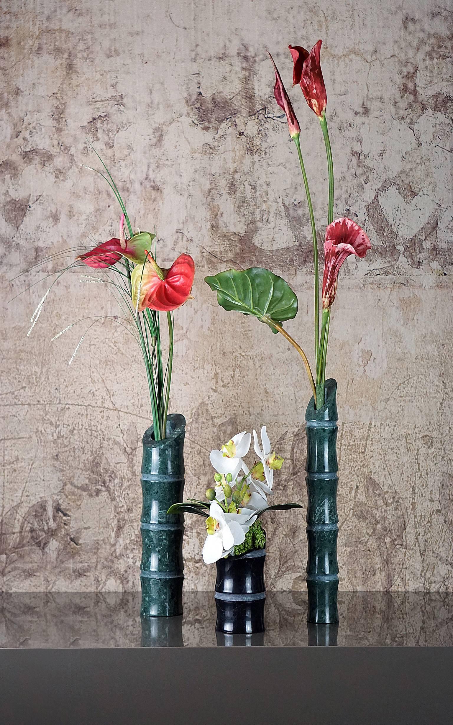 Eine Zickzacklinie definiert die illusorische Grenze zwischen Kunst und Design. Chiossi kreiert eine Kollektion von Vasen und Kerzenhaltern, die von der Natur und den harmonischen Formen des Bambus inspiriert sind, dünn und kratzfest. 
Größe: 5,5 x