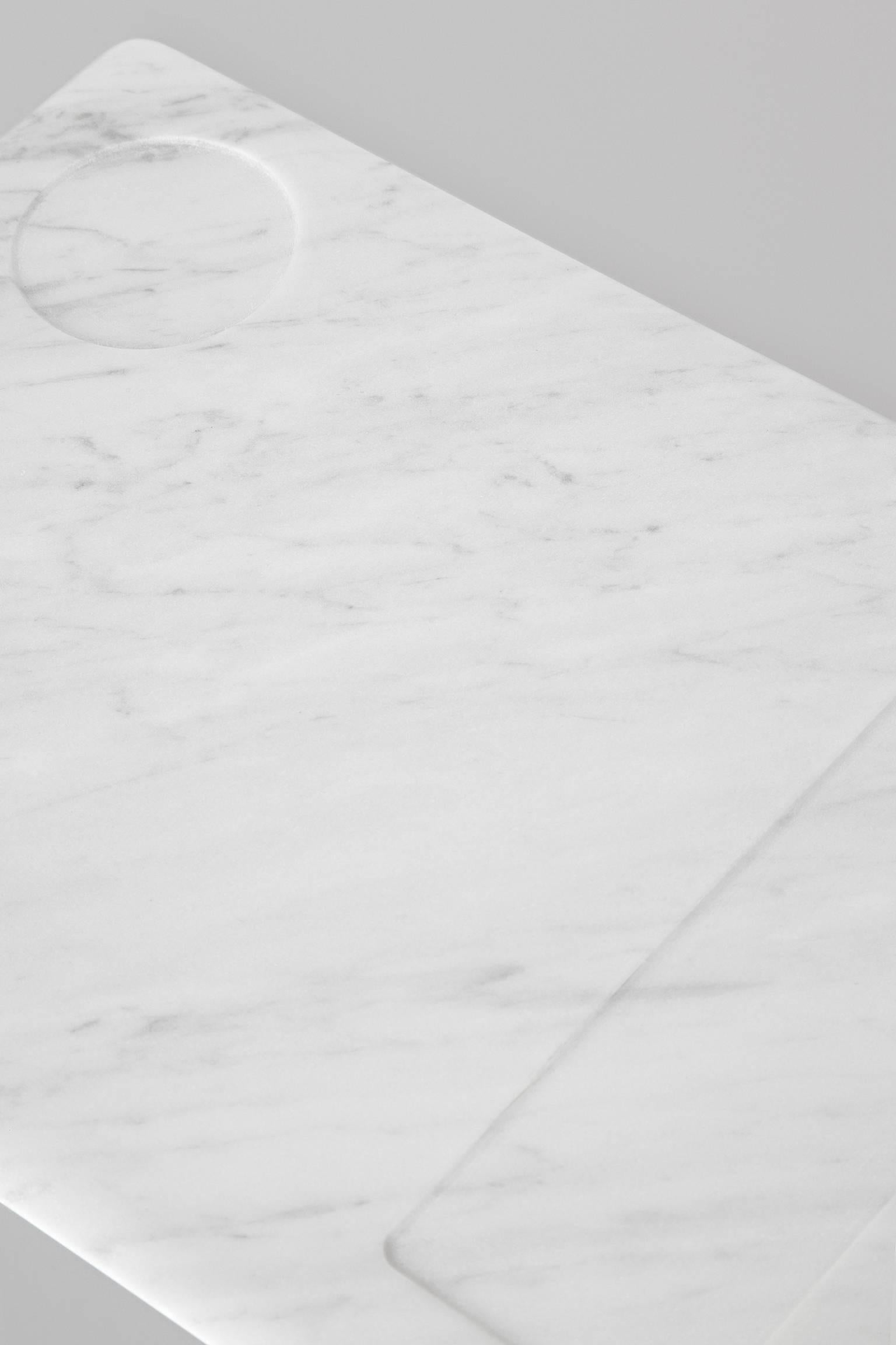 Tavoletta, conçu par Studioformat 

On pourrait même imaginer que le marbre lévite, s'envole vers les nuages, léger comme une plume, dans une parfaite adéquation chromatique. Studioformart réitère la légèreté du matériau élémentaire le plus noble,
