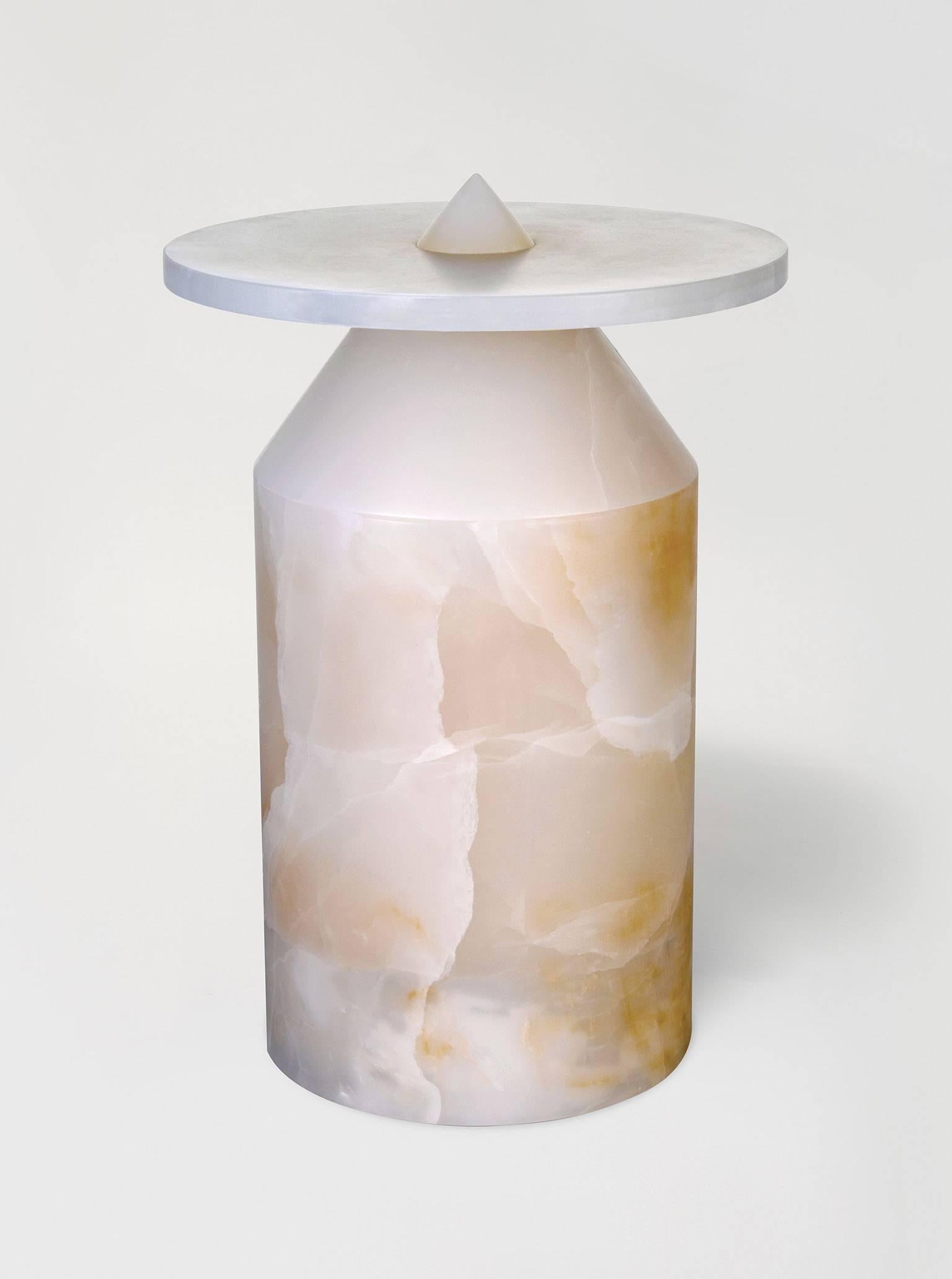 Life force, futuristic dynamism, ancestral power. With a cylindrical base and an interchangeable tip aimed at the ground or the sky, Karen Chekerdjian’s creation never belies its marble support.
TOTEM is unique and trine, the divine inspiration of a