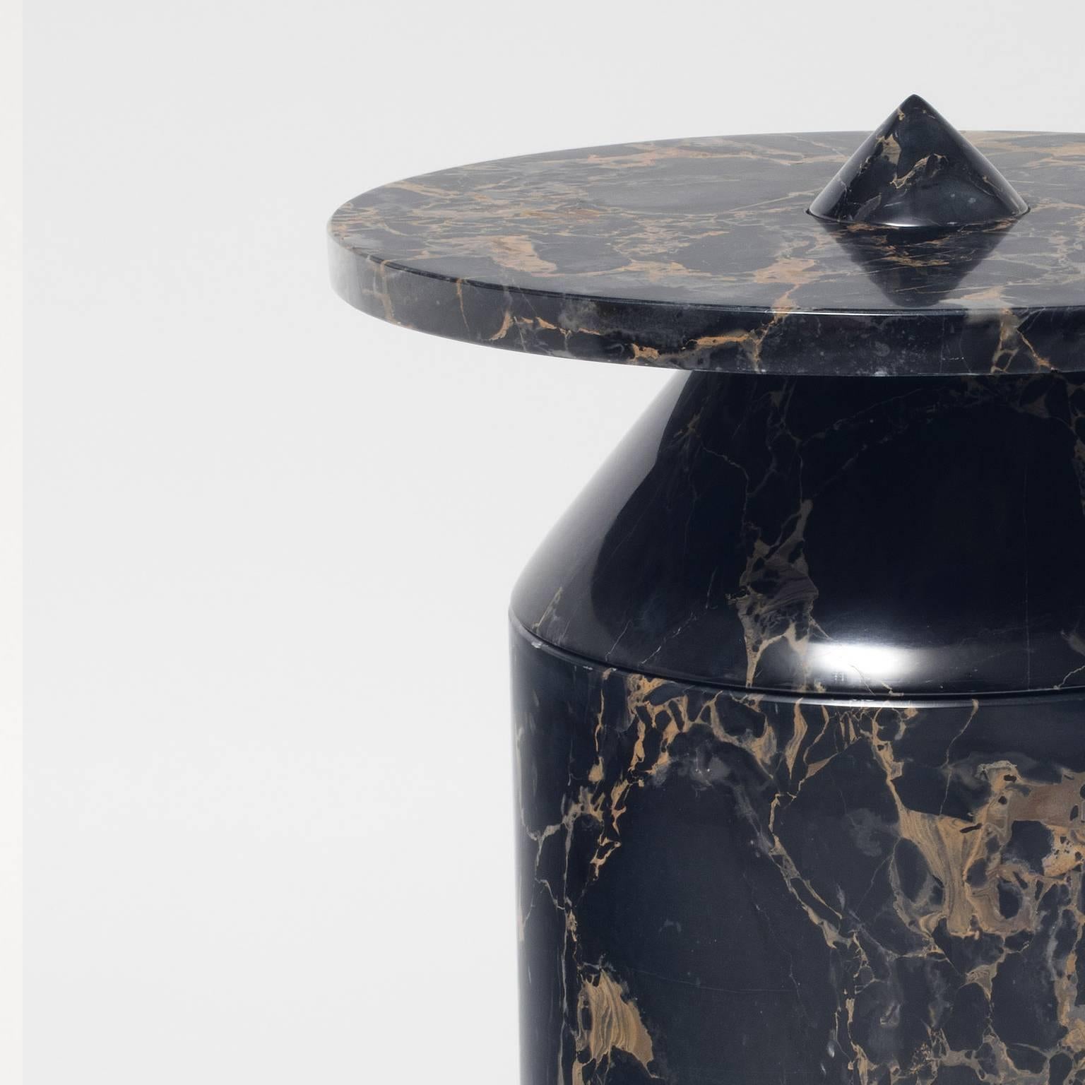 italien Table basse moderne en marbre noir Portoro, de la créatrice Karen Chekerdjian en vente