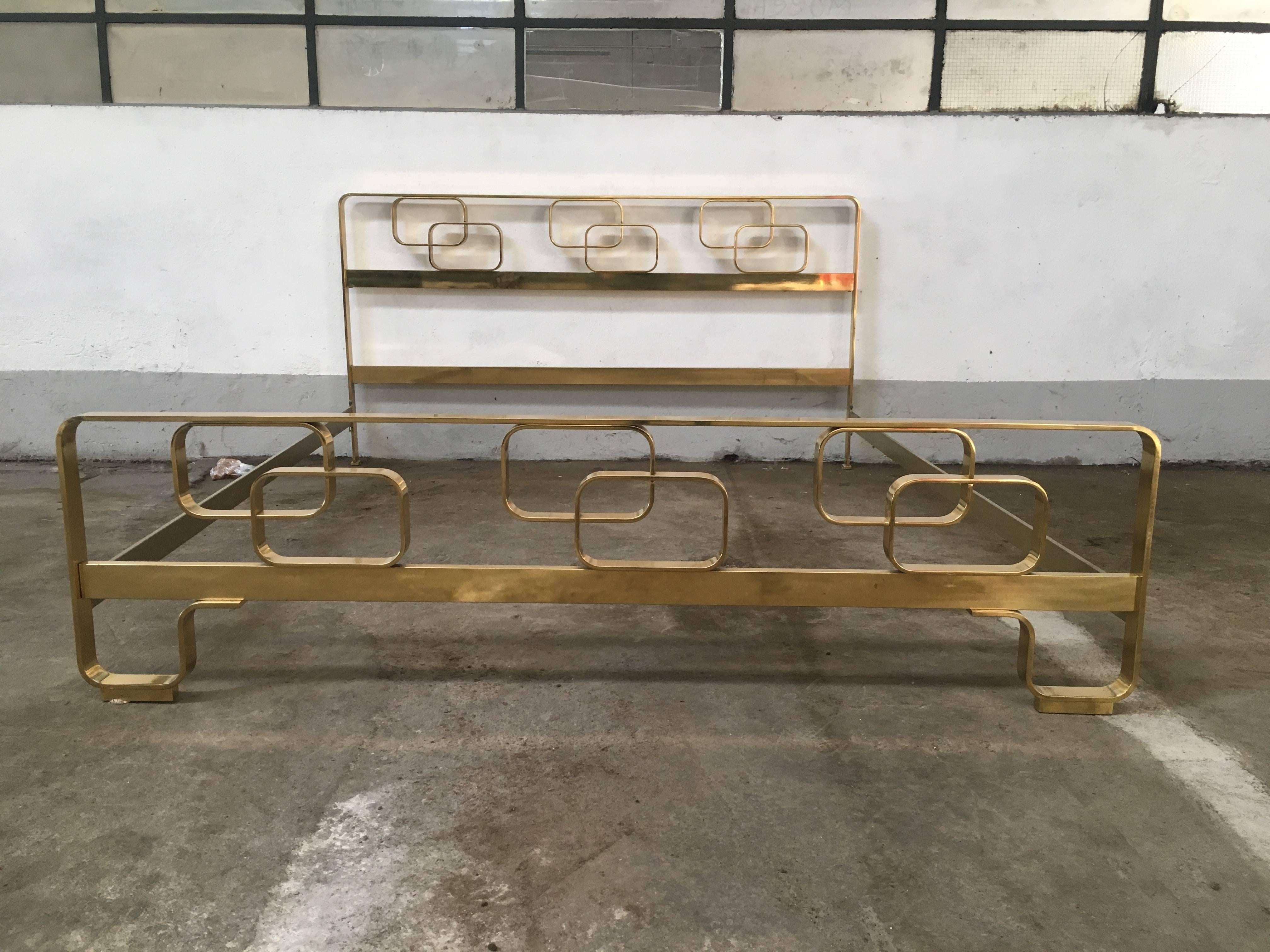 Mid-Century Modern Italian solid brass bed, 1960s.
This stunning queen-size bed has geometrical design with interlocking rectangles in the head and in the footboard.
Excellent conditions.
This bed needs a mattress of cm. 170x200
 