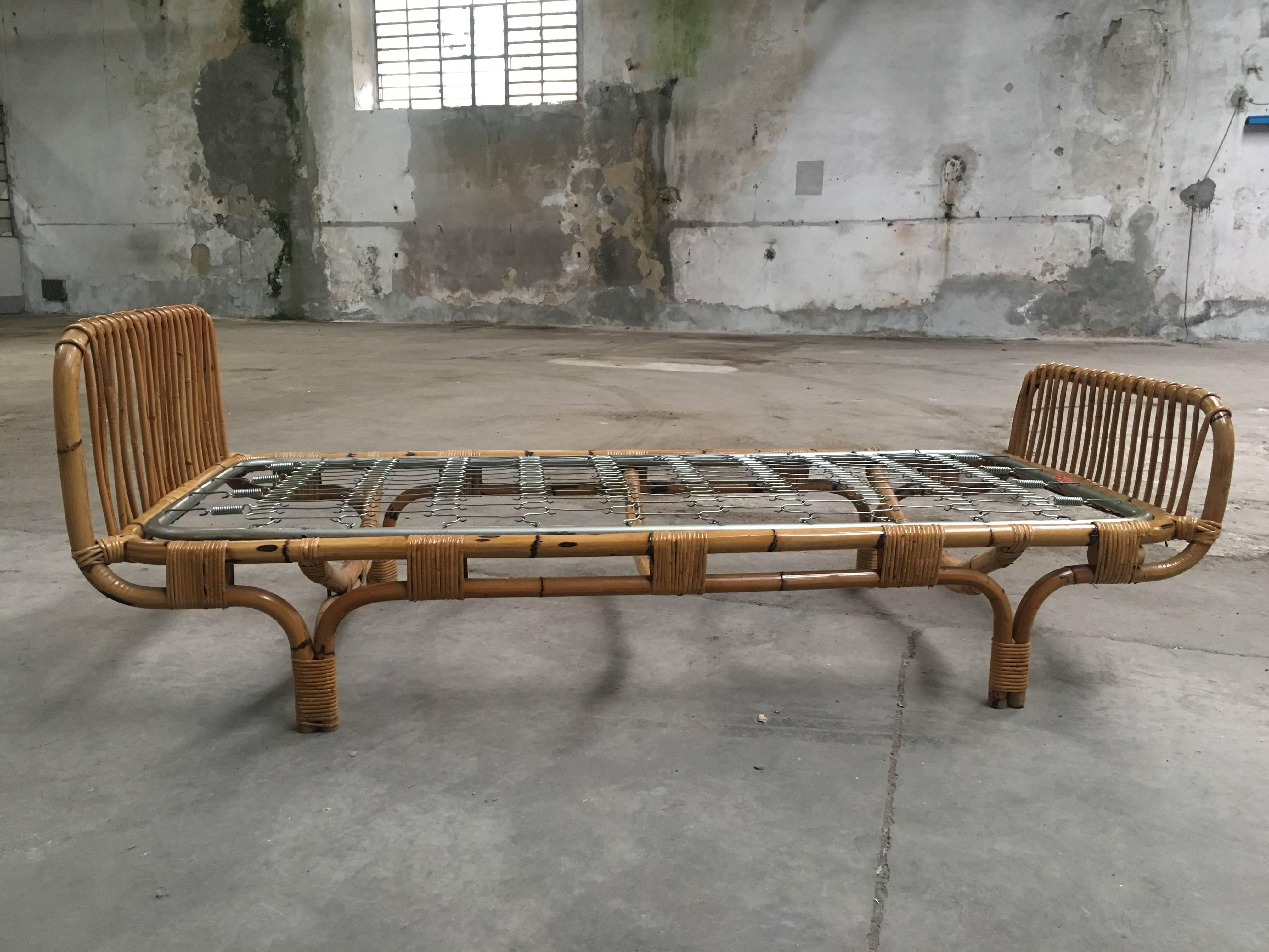 Italian Single bed in bamboo with bed-net from 1960s
Measurements: cm 90 x 212 x H 37 (upper bed frame height cm.72 - lower bed frame height cm.60)
This bed come with a mattress cm 80 x 190 included in the price.