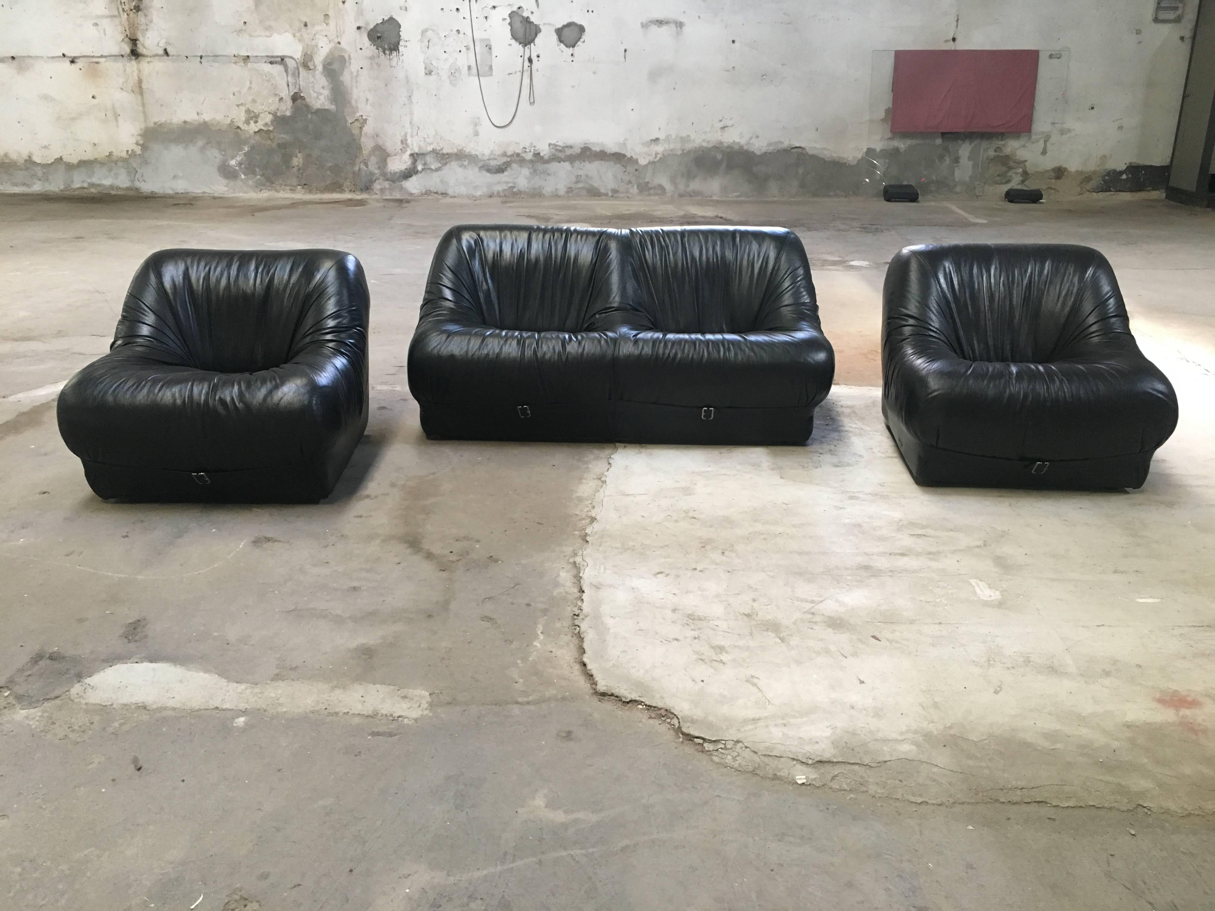 Italian living room set composed by one genuine leather sofa and a pair of armchairs. This set has a chromed decorative buckle on the front and on the back.
Sofa: cm.160 x 90 x H 72 
Armchairs: cm. 80 x 90 x H 72
This set is in very good