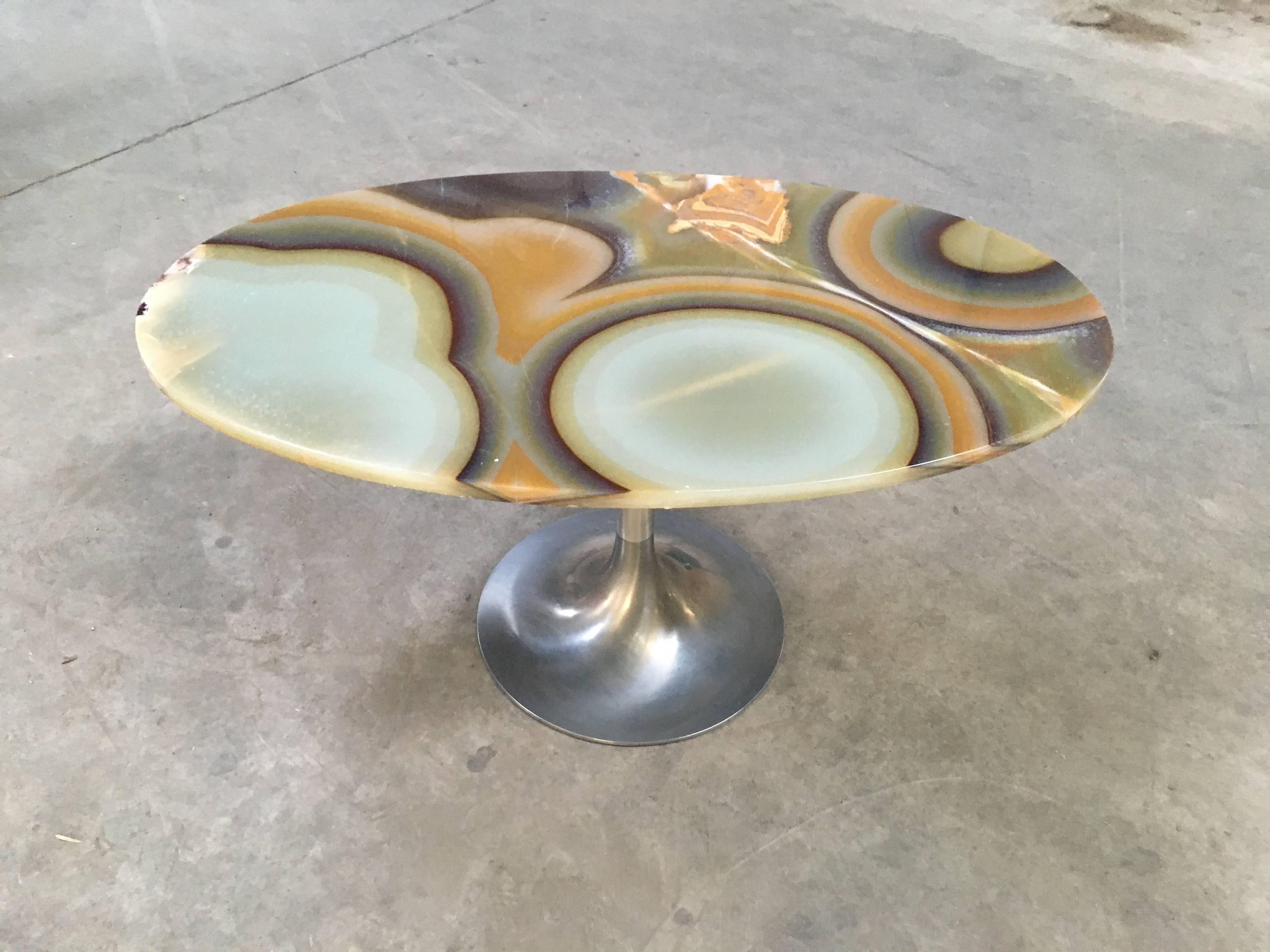 Italian coffee table with aluminium base and onyx top from 1960s.
Measurements: cm.108 x 68 x H 50.
  
