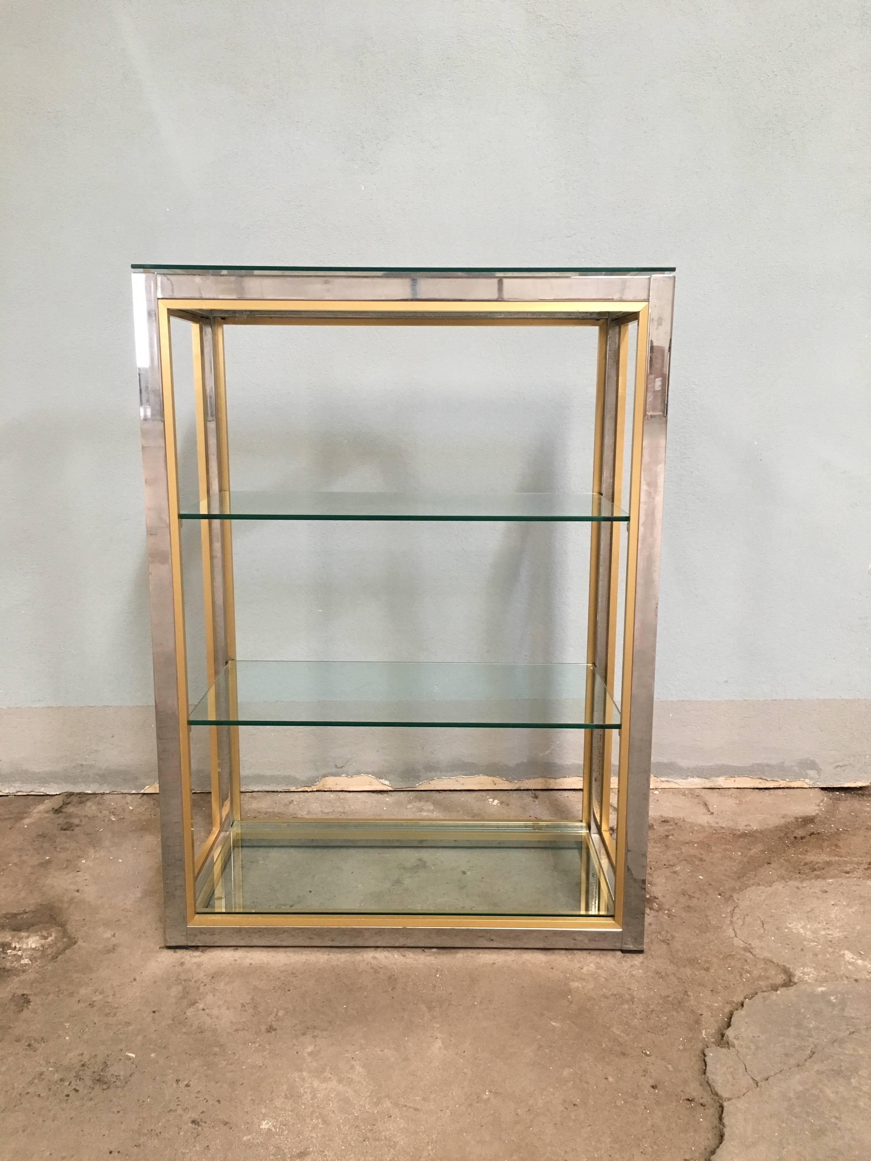 Italian 1970s Romeo Rega étagère in brass and chrome metal with glass shelves.