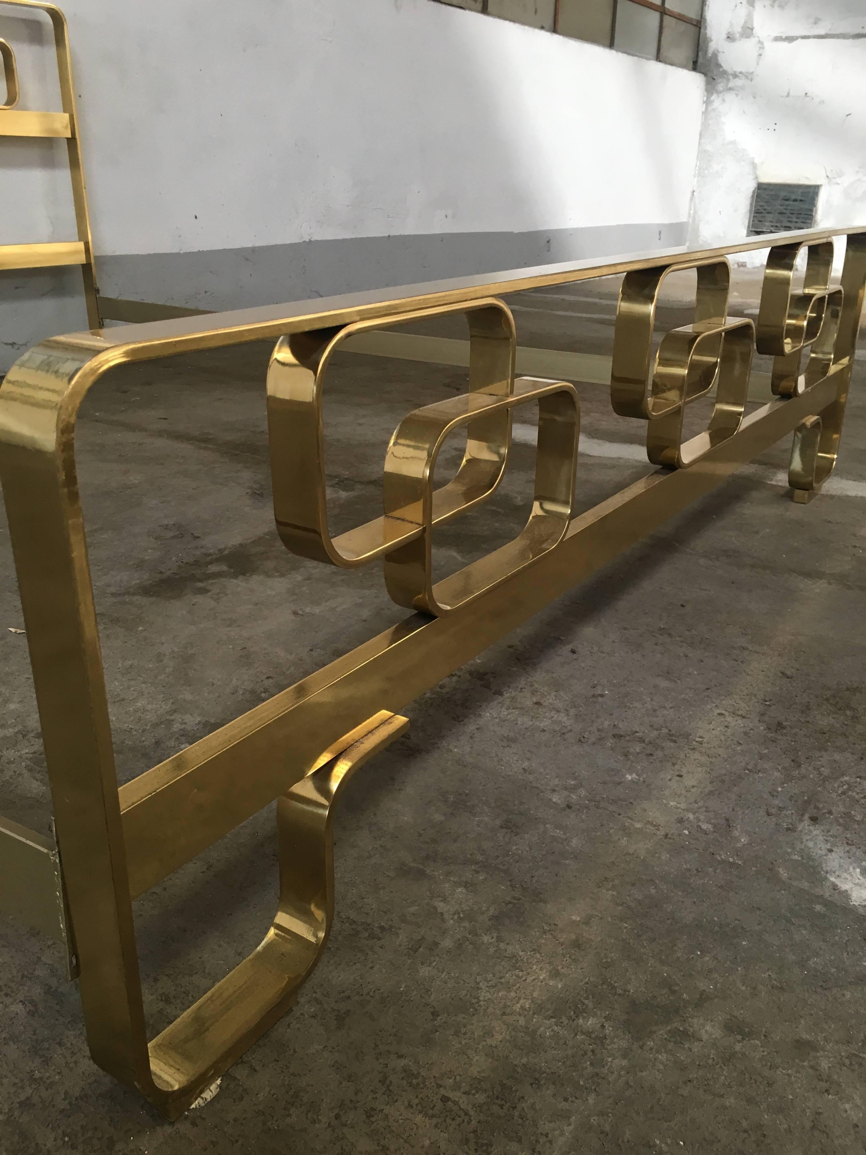 Italian Mid-Century Modern Solid Brass Bed with geometrical motives from 1960s In Excellent Condition In Prato, IT