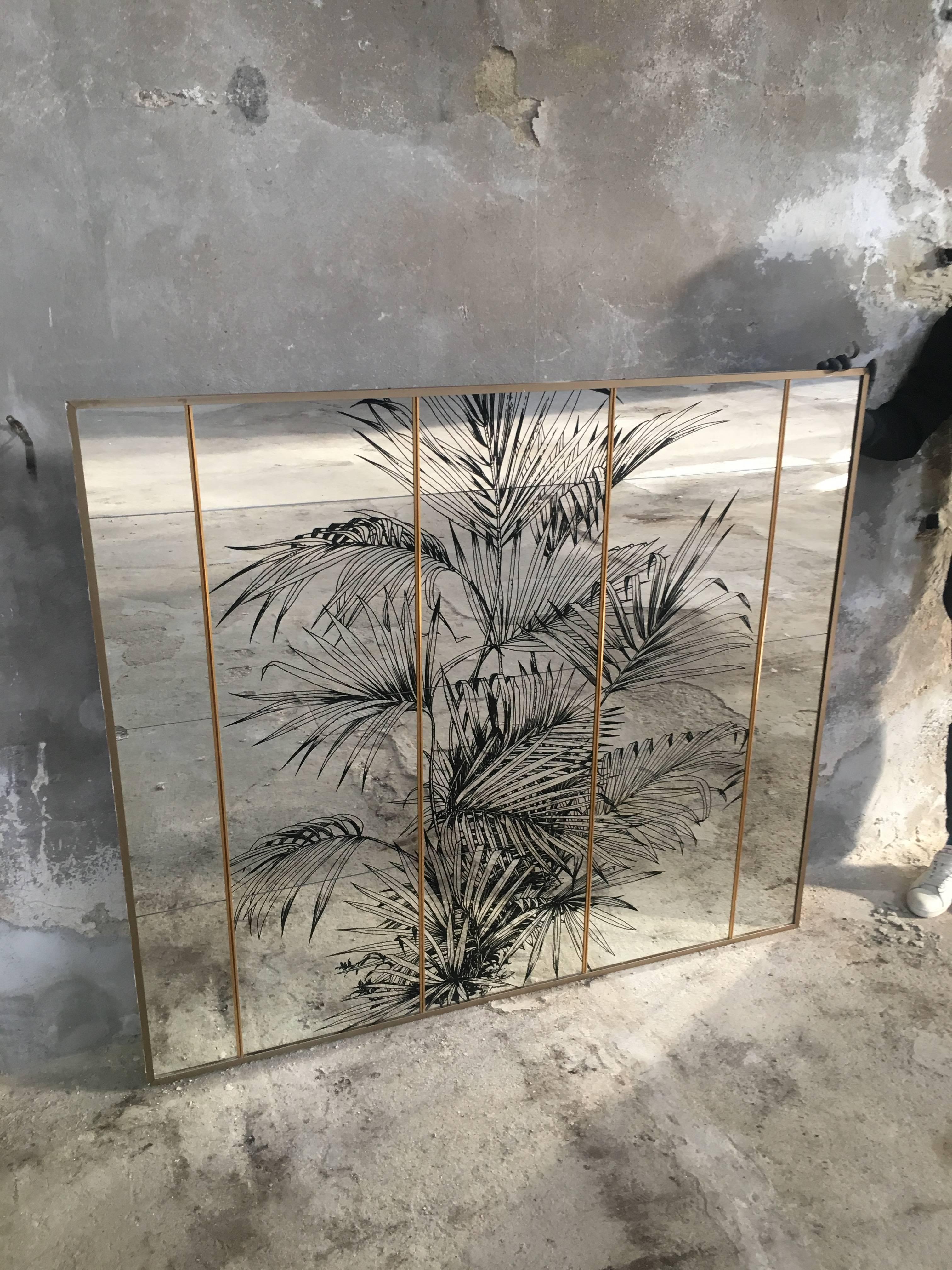 Italian wall mirror with brass metal frame and silk-screen print of palm trees from 1970s
Measurements: cm.160 x 2 x H 140.