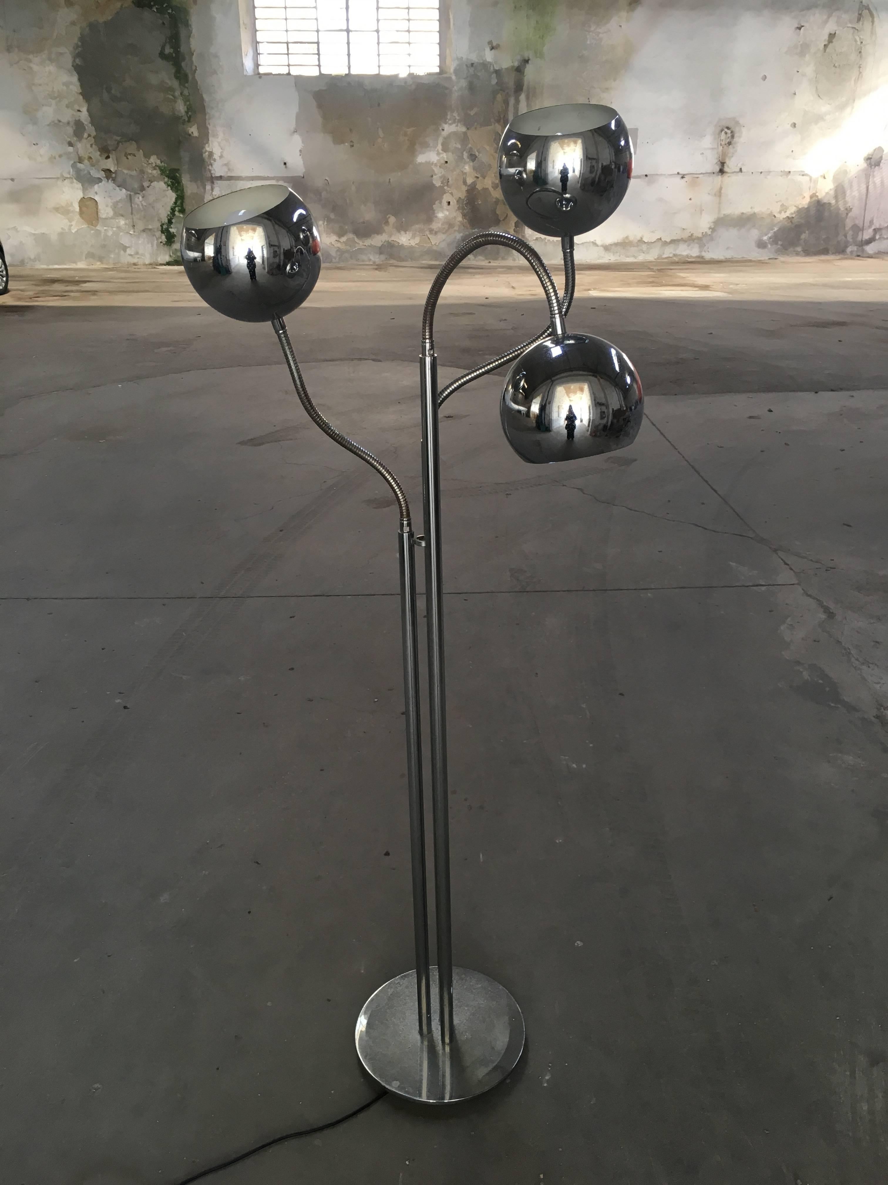 Italian chrome floor lamp from 1970s with three adjustable lights
Measures: Base diameter cm 35
Height about cm 165
Round sphere with bulbs diameter cm 18.