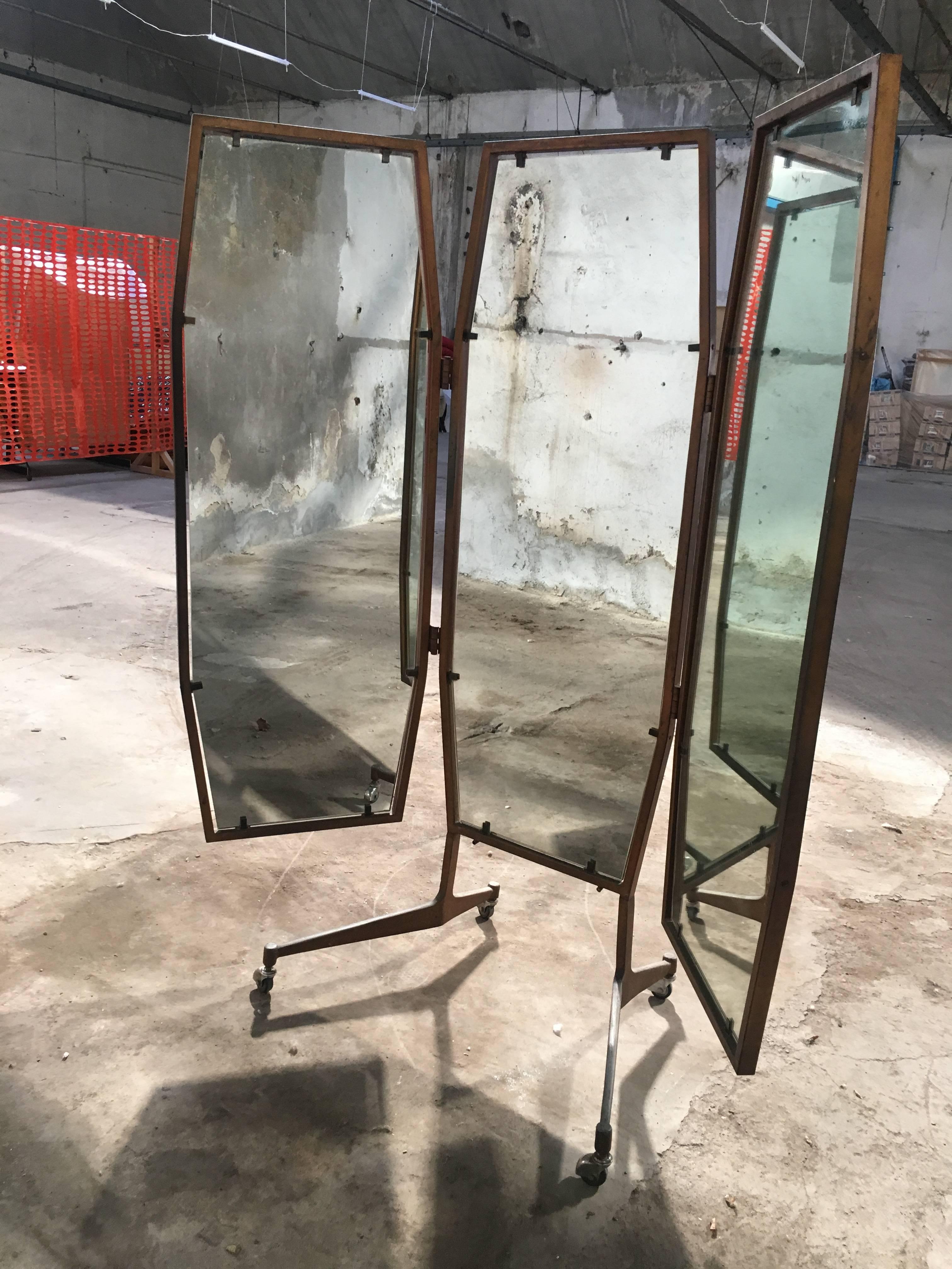 Italian triptych standing mirror on wheels from 1960s.
Measure: Basement on wheels cm.86 x 65
Total height cm.177
Central mirror: width cm.56
Lateral mirrors: width cm.53.