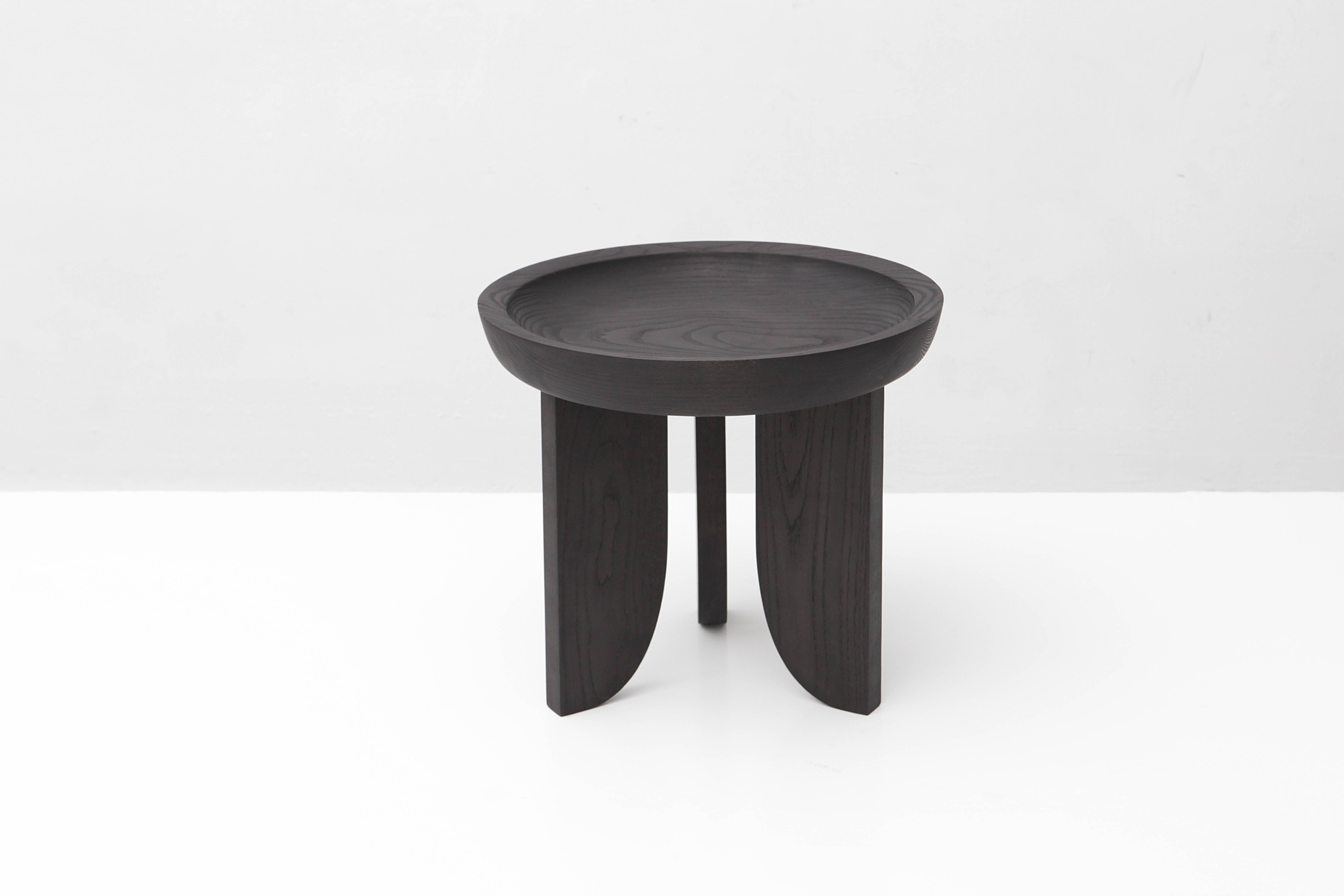 Américain Table basse ou tabouret d'appoint sculptural contemporain en bois massif noir sculpté pour plat en vente