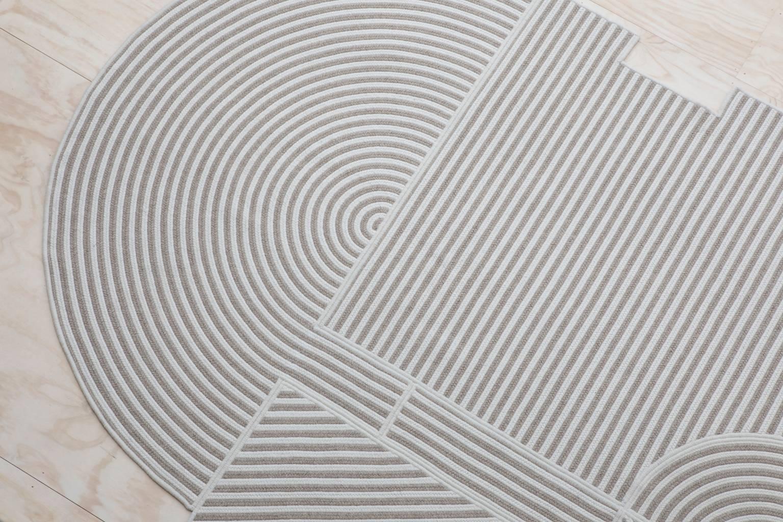 Zeitgenössischer, abstrakter, skulpturaler Teppich aus geflochtener Wolle mit Streifen (Moderne) im Angebot