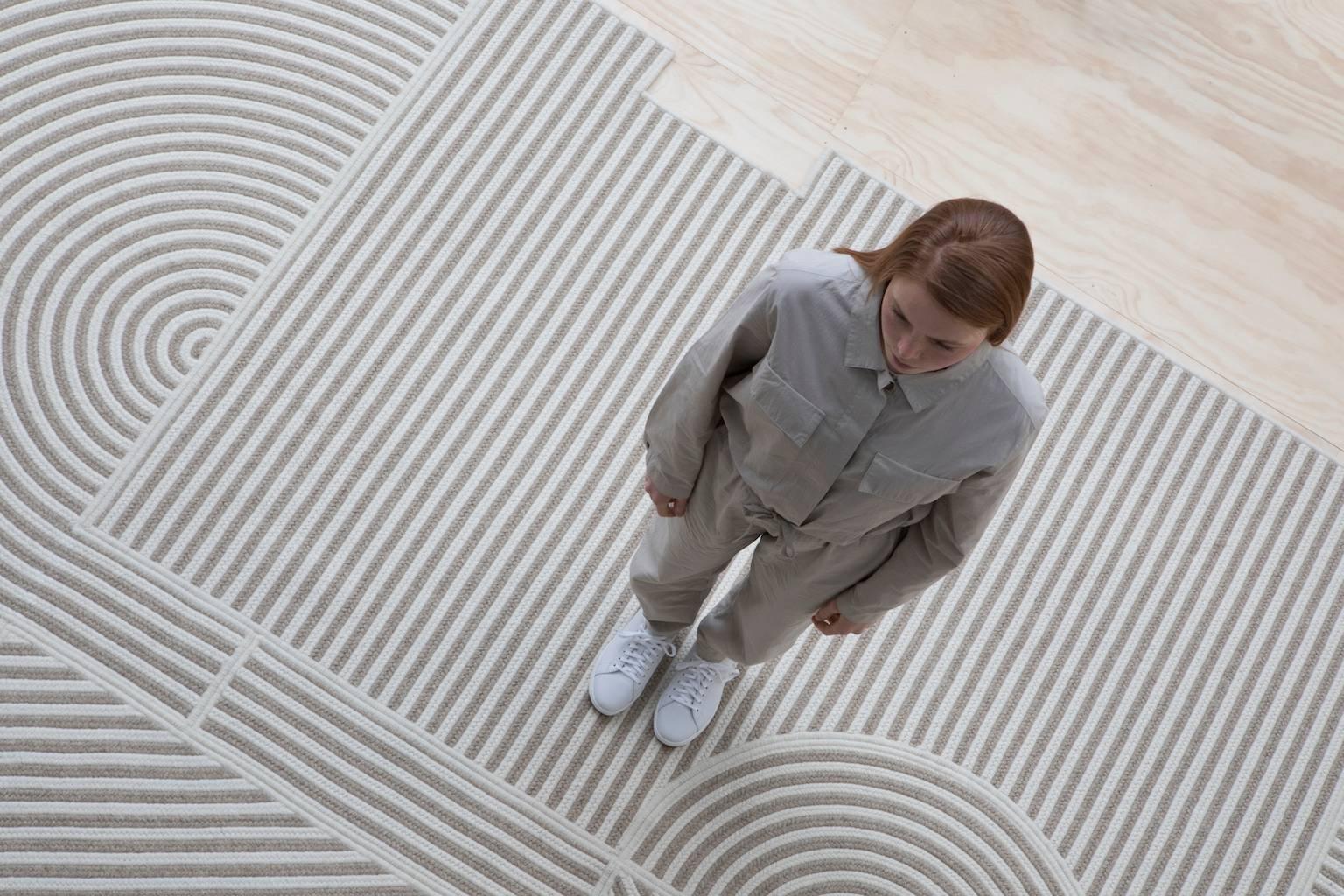 Zeitgenössischer, abstrakter, skulpturaler Teppich aus geflochtener Wolle mit Streifen (amerikanisch) im Angebot