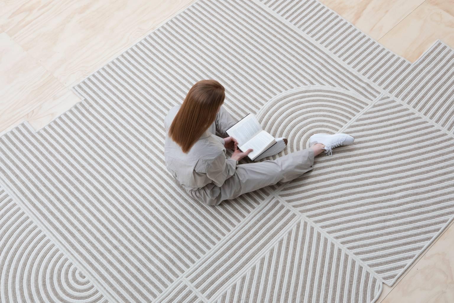 Zeitgenössischer, abstrakter, skulpturaler Teppich aus geflochtener Wolle mit Streifen im Zustand „Neu“ im Angebot in Bainbridge Island, WA