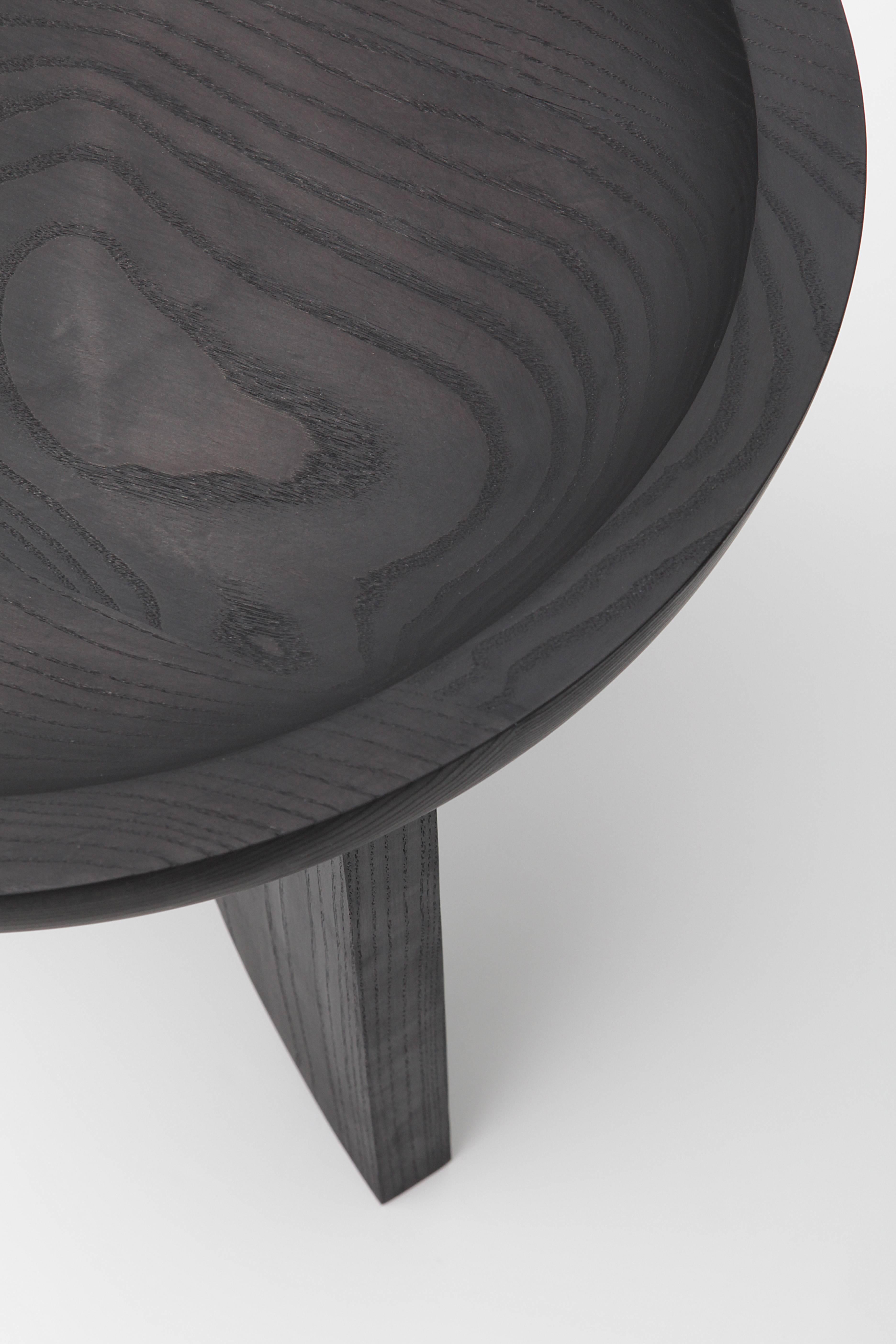 Moderne Table basse ou tabouret d'appoint sculptural contemporain en bois massif noir sculpté pour plat en vente