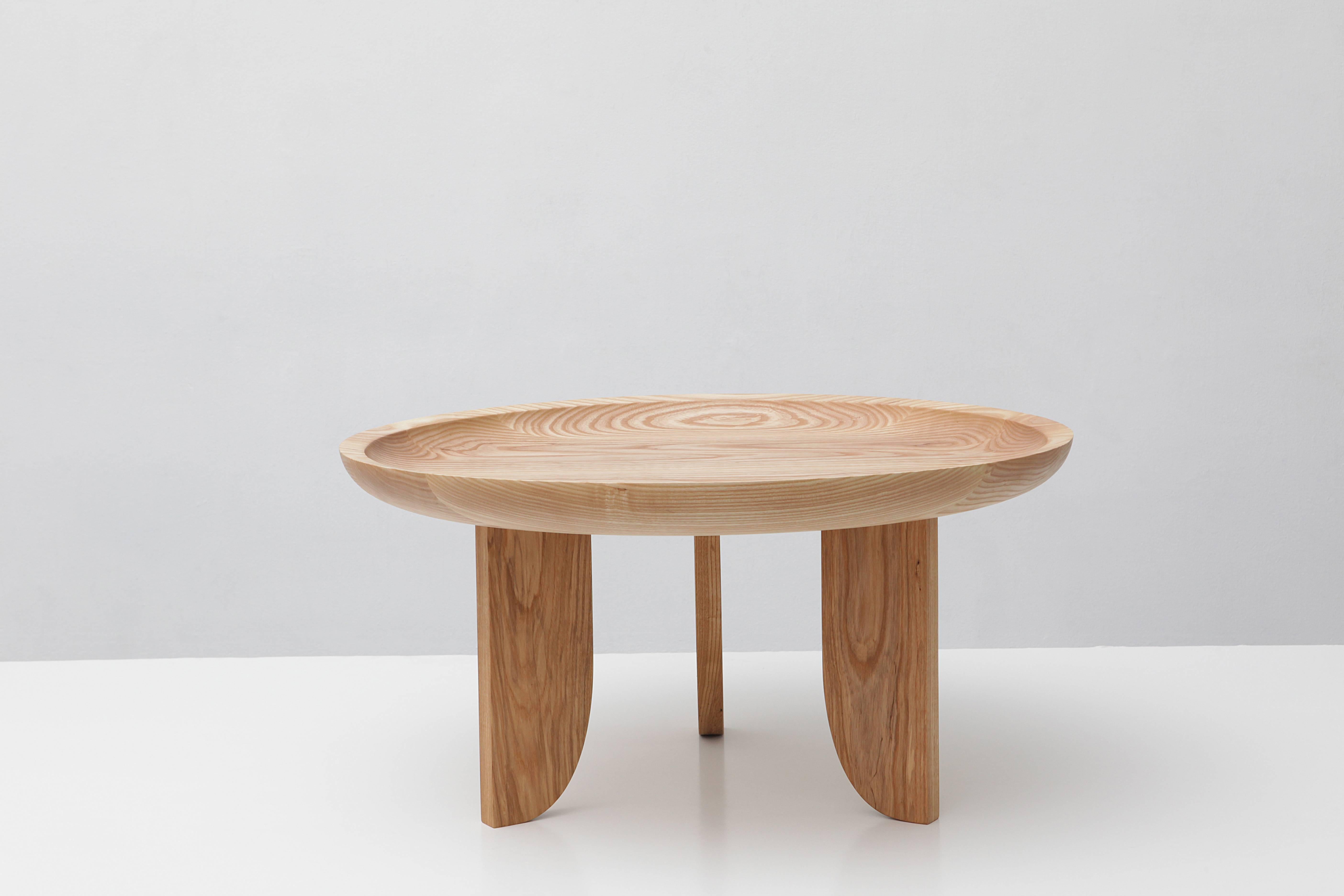 Moderne Table basse d'appoint sculpturale contemporaine en bois massif sculptée Nature  en vente