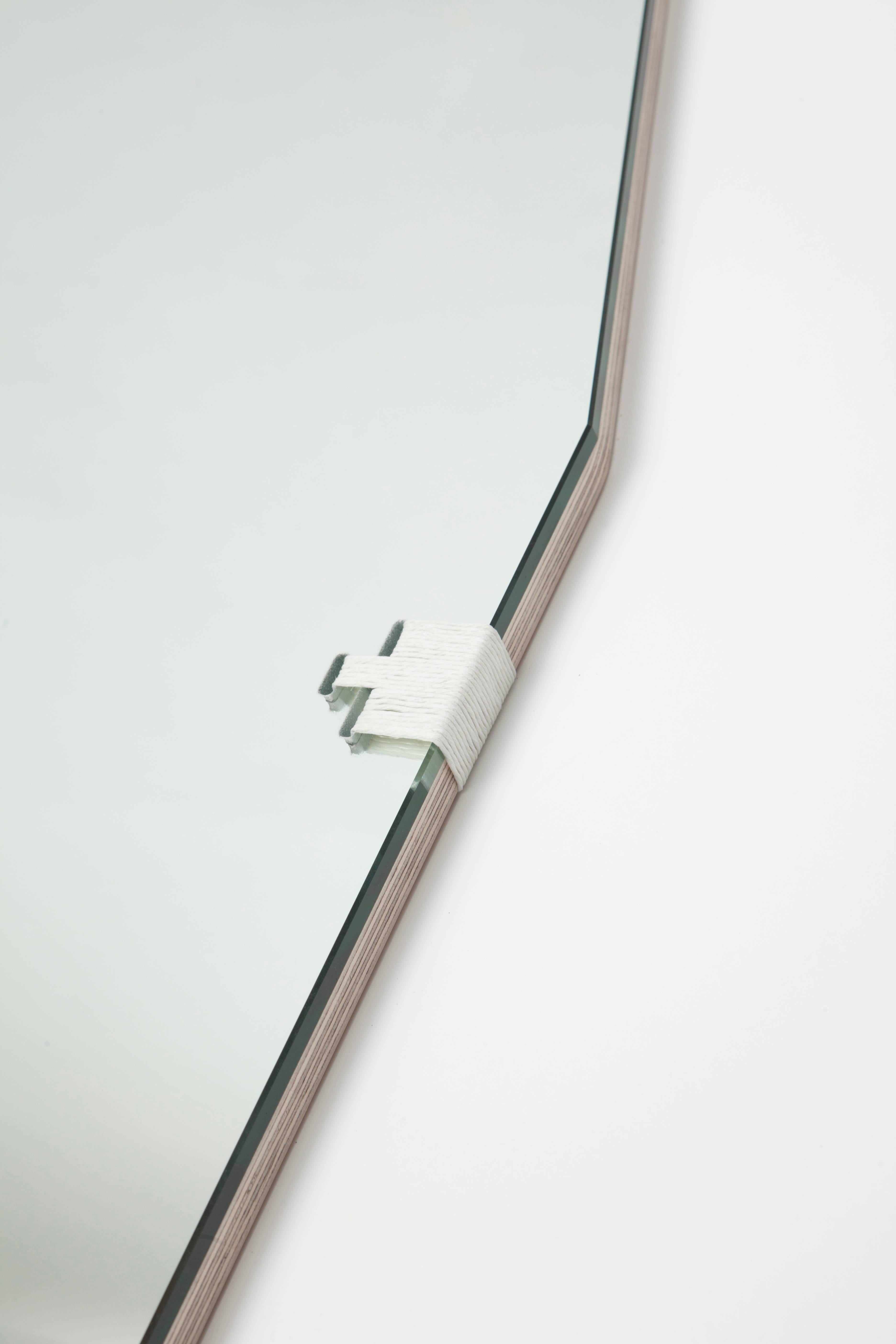 Handgestickter Nonagon rechteckiger zeitgenössischer Waschtisch-/Schminktischspiegel mit Textilkante im Zustand „Neu“ im Angebot in Bainbridge Island, WA