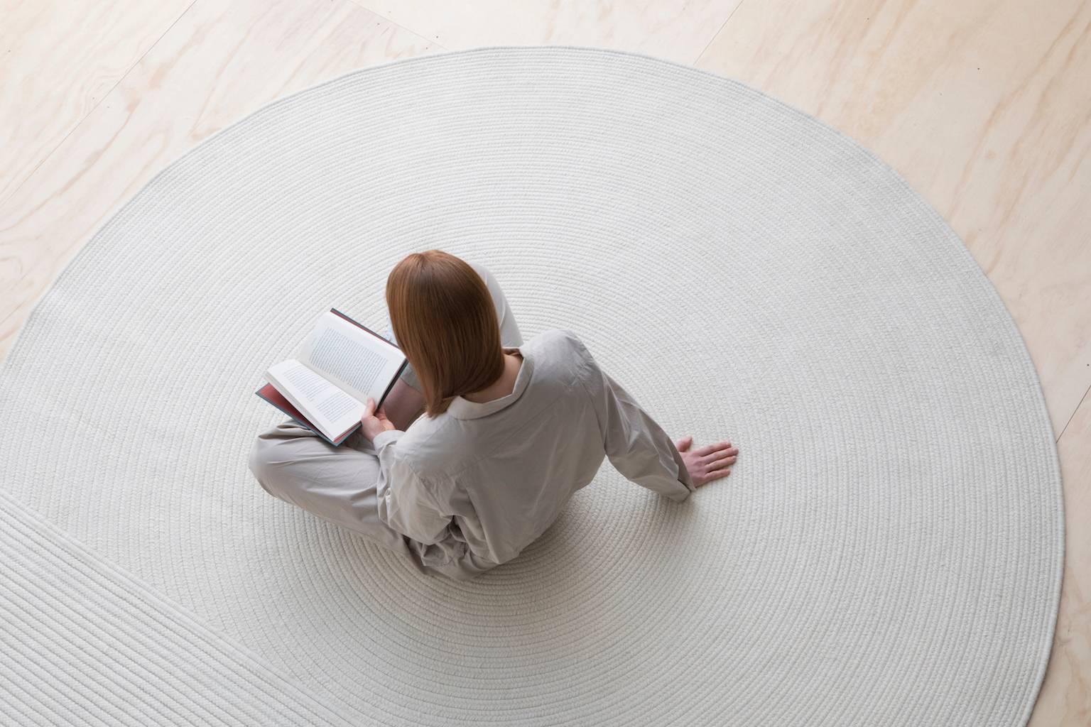 Zeitgenössischer, abstrakter, minimalistischer und skulpturaler Teppich aus geflochtener Wolle, Duo (Moderne) im Angebot