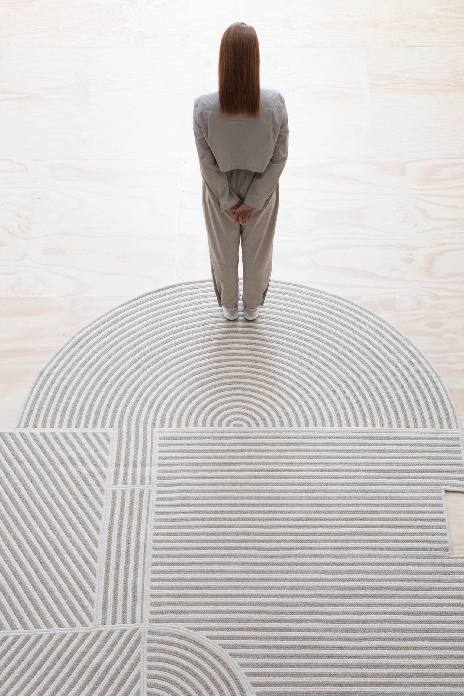 Zeitgenössischer, abstrakter, skulpturaler Teppich aus geflochtener Wolle mit Streifen (21. Jahrhundert und zeitgenössisch) im Angebot