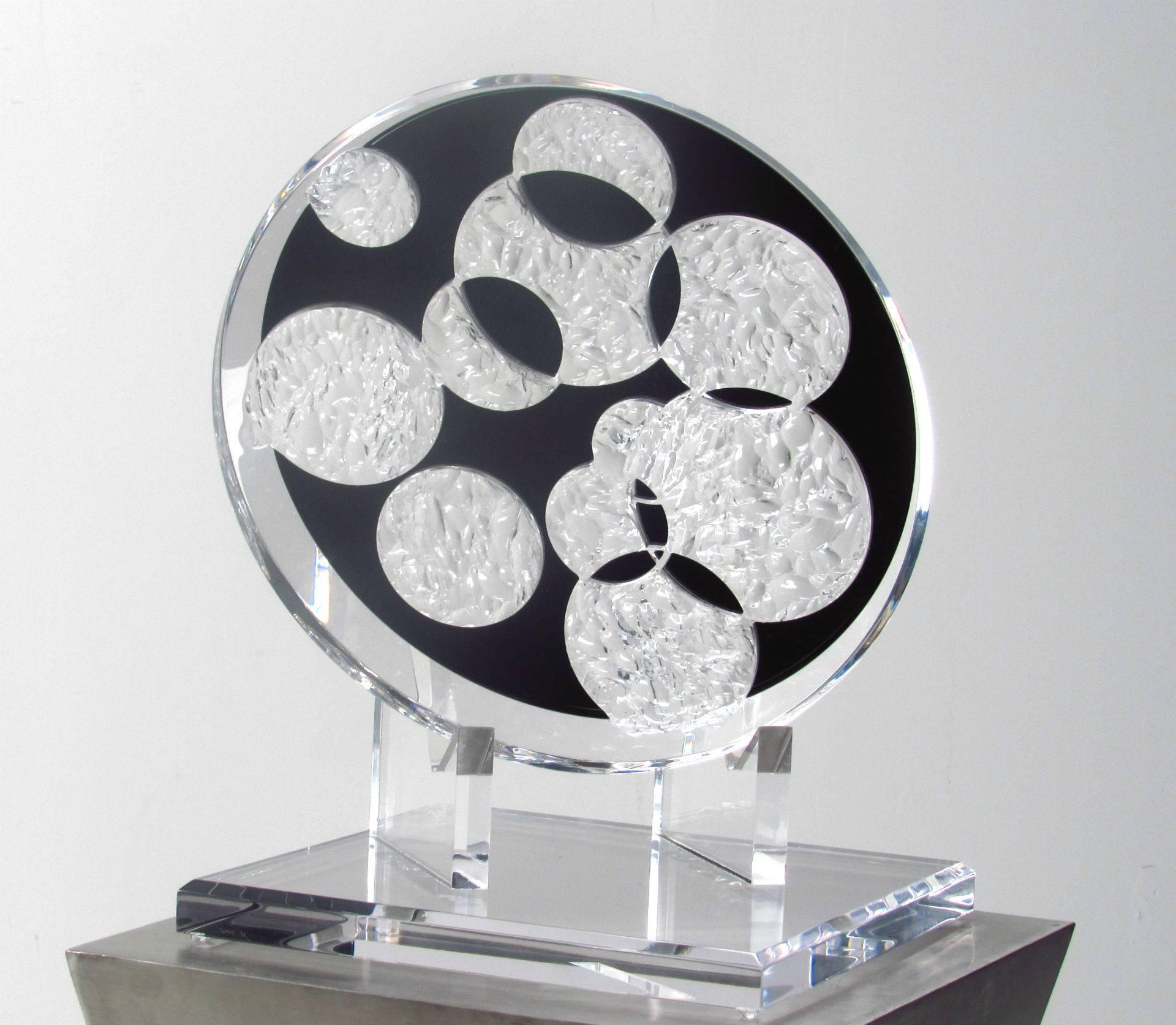 1980s Abstract Modern Lucite Disc Sculpture In Excellent Condition For Sale In Surprise, AZ