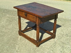 Tavolo da salotto in noce spagnolo a tavola singola del XVII secolo