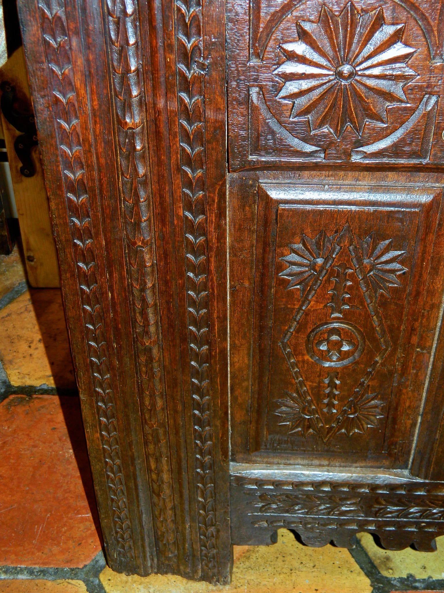 Early to Mid-17th Century Carved Spanish Basque Arms Chest, Oak In Good Condition In Santa Fe, NM