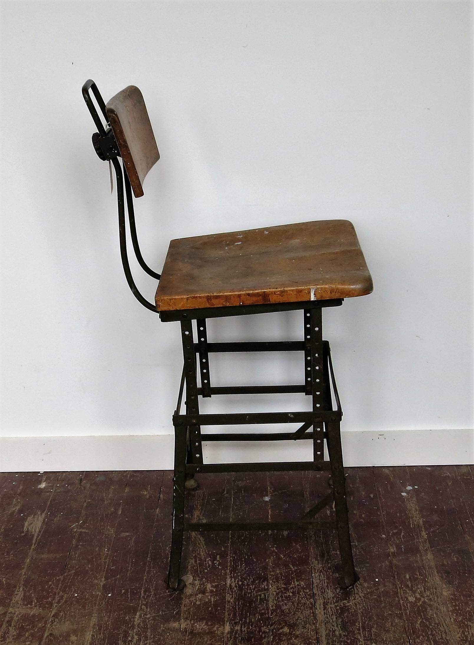 Great 1920s factory stool. Measure: The seat height is 25