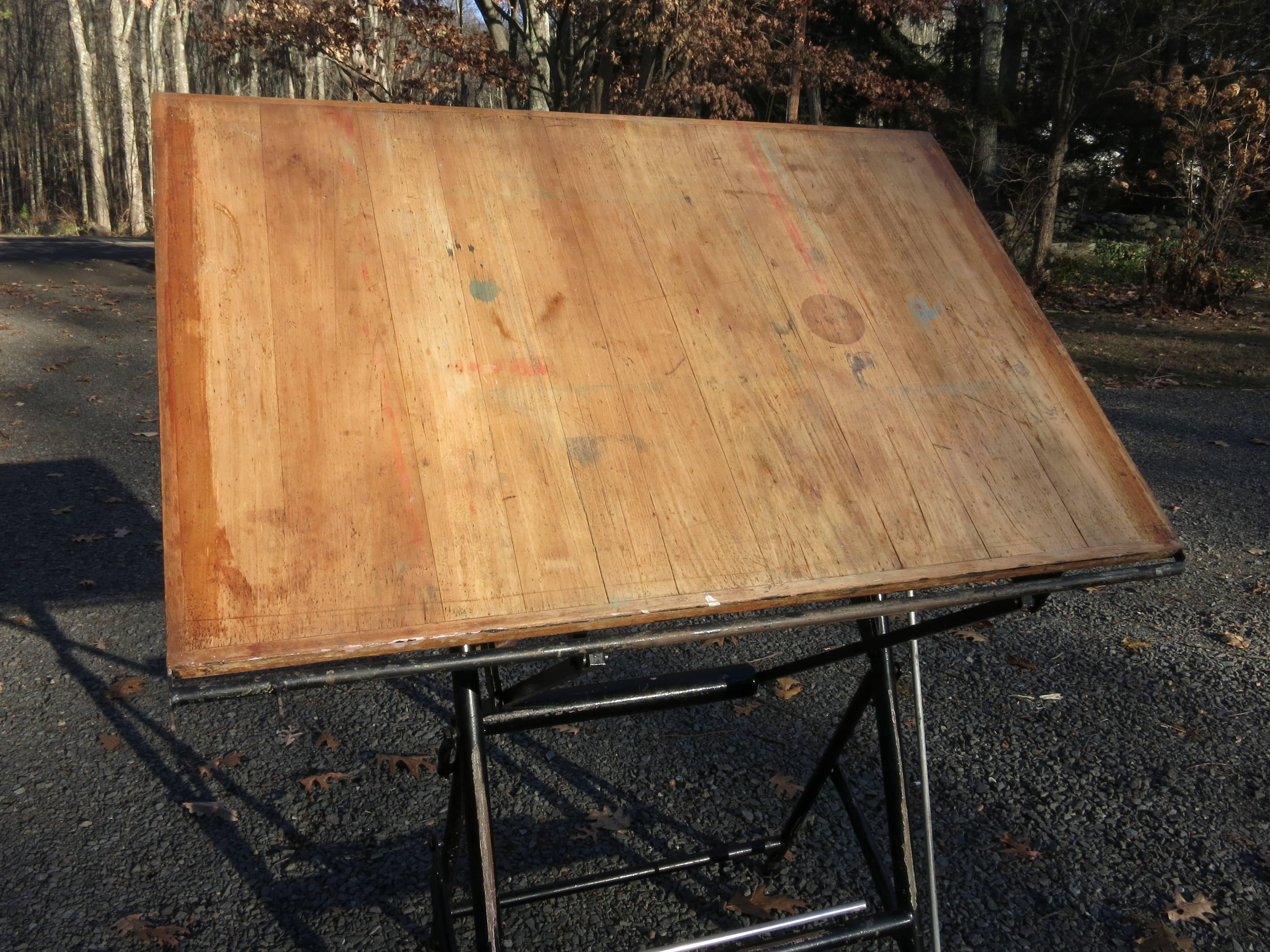 Great French rafting table with counter balance weight from the 1950s. Measure: The top is 43.25