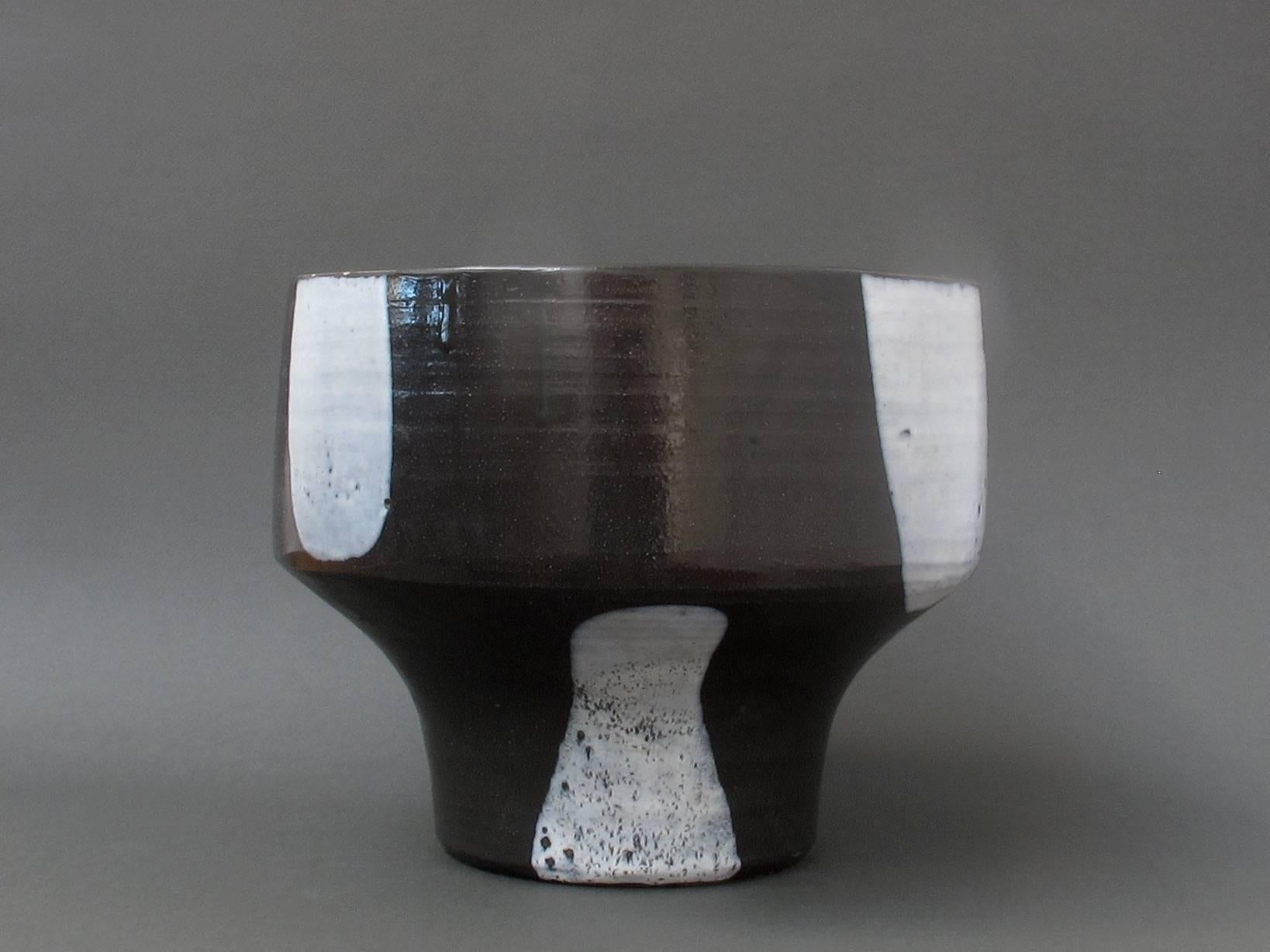 Rare jardinière en forme de champignon, magnifiquement colorée, du céramiste et sculpteur allemand Klaus Schultz (1927- ). 

L'émail gris foncé et blanc sur les côtés extérieurs et la lèvre contraste avec un intérieur rouge vibrant qui fait passer