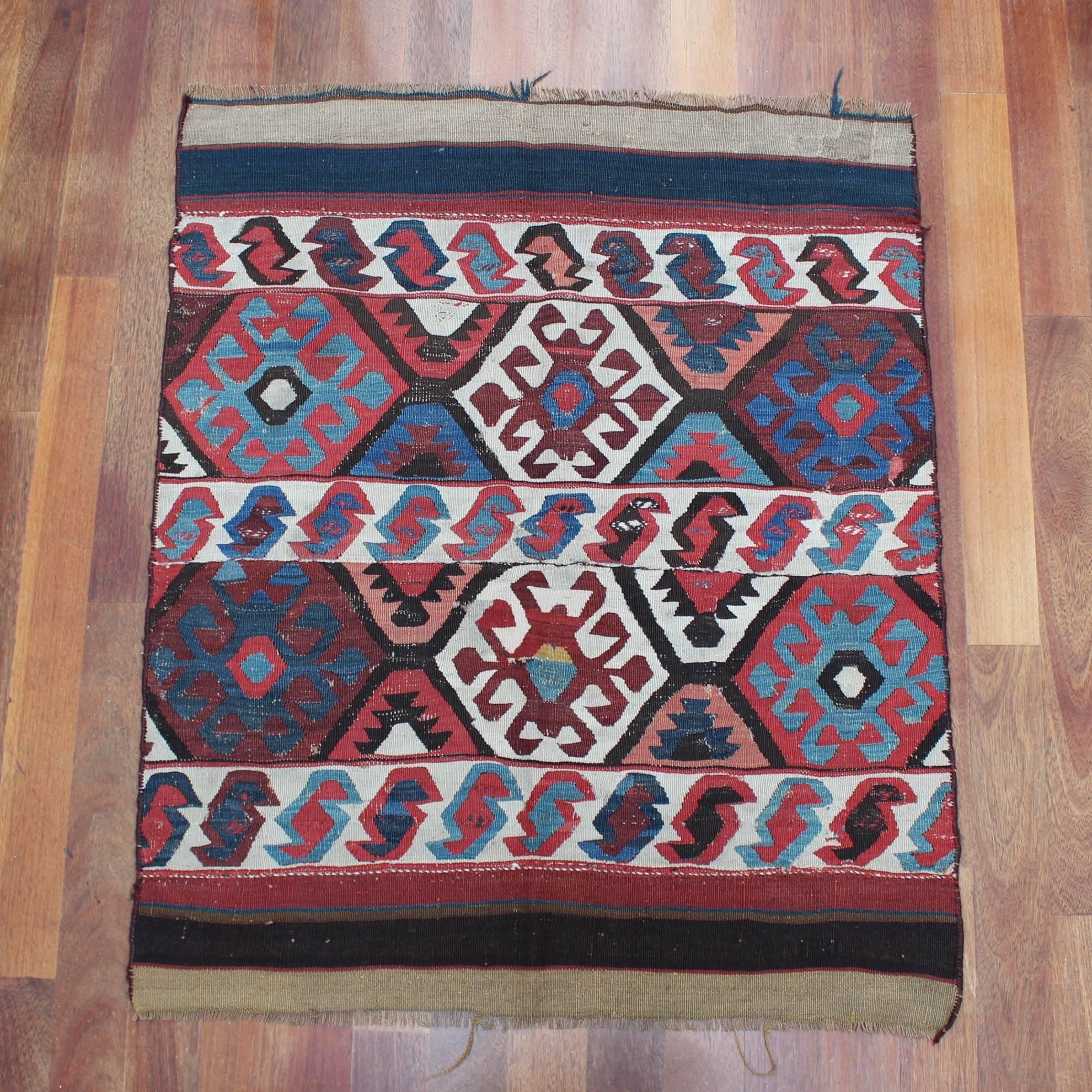 Ancien tapis Kilim turc d'Anatolie à motif de scorpion, (vers le début des années 1900) en très bon état. Une courte vidéo de l'objet est disponible sur demande. 

Dimensions :
120 cm (47.24