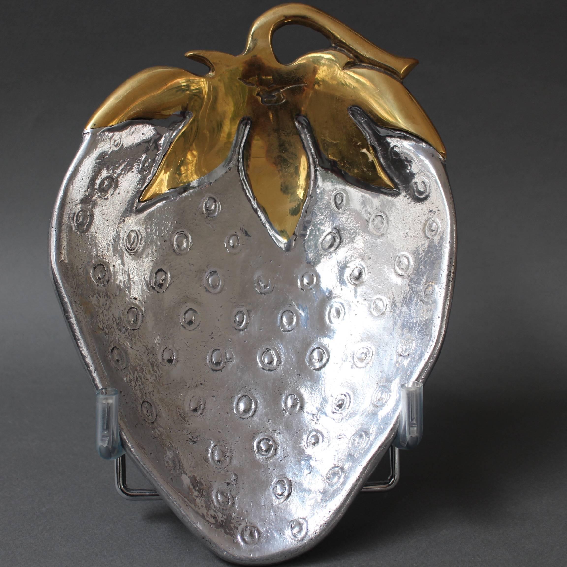Decorative brass and aluminium strawberry-shaped tray in the style of David Marshall. This modernist tray is elegant, stylish and completely unique making it a real conversation piece. The tray is very weighty, polished to a shine with a single