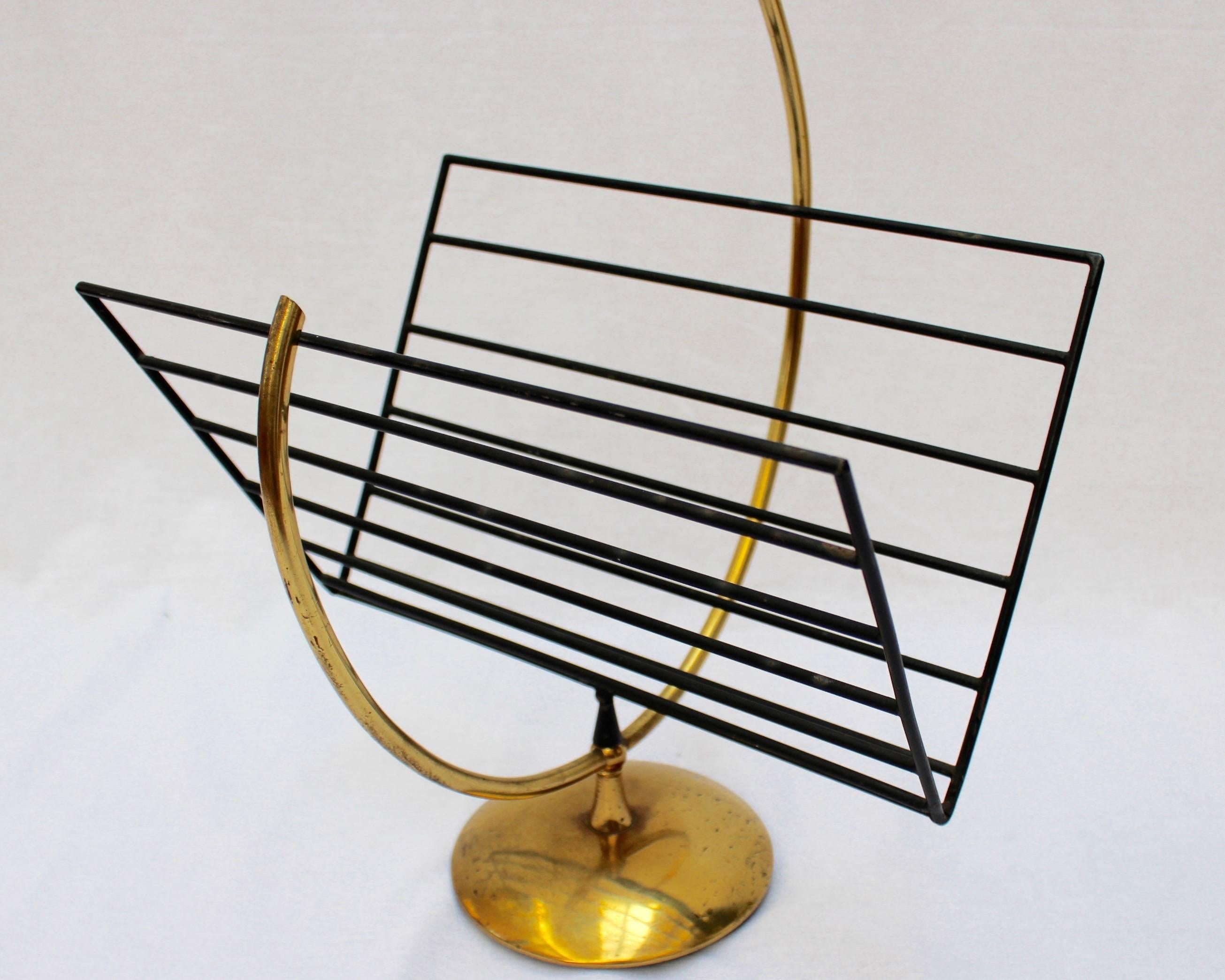 Music Note-Shaped Italian Brass Magazine Stand (c. 1950s) For Sale 1