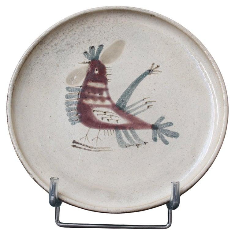 Juego de 10 platos decorativos de cerámica francesa de mediados de siglo de Le Mûrier (hacia 1960). Una pieza seductora con su estilo característico, base de color blanco tiza con estilizado motivo de animal imaginario. En buen estado general. Marca